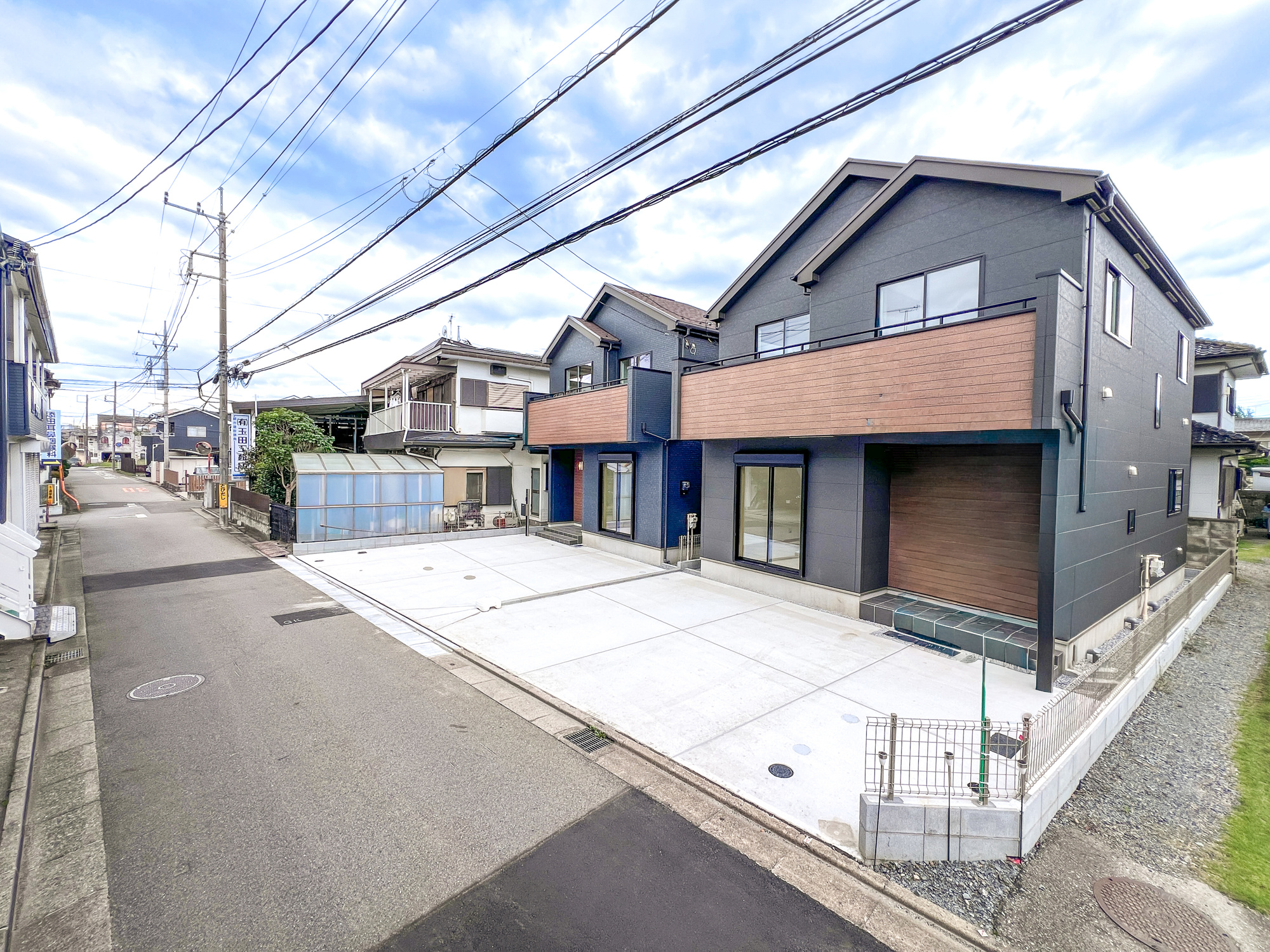 宇都宮市泉が丘７丁目2565　新築住宅全２棟の前面道路含む現地写真|低層の一戸建てを中心とした街並みが整然と続き、周辺は高い建物が建っていないので、採光や開放性に恵まれ、空が広く緑の多い閑静な趣を感じる環境です。

