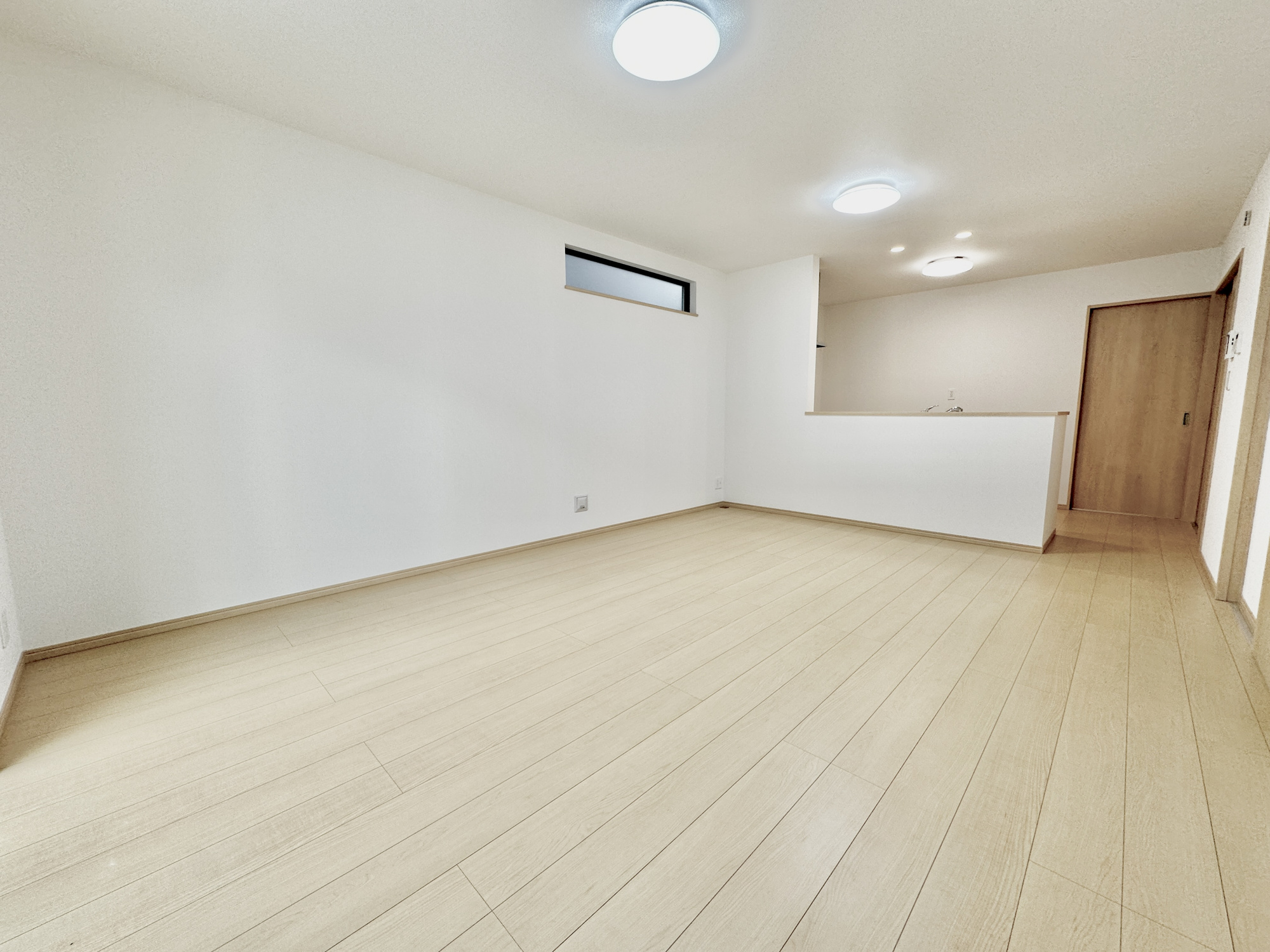 宇都宮市泉が丘７丁目2565　新築住宅全２棟の居間・リビング|室内にいても、たっぷりの陽光と爽やかな風を感じて頂ける、開放感あふれるリビングです。
ご家族と穏やかに過ごす、心地の良い時間が流れます。