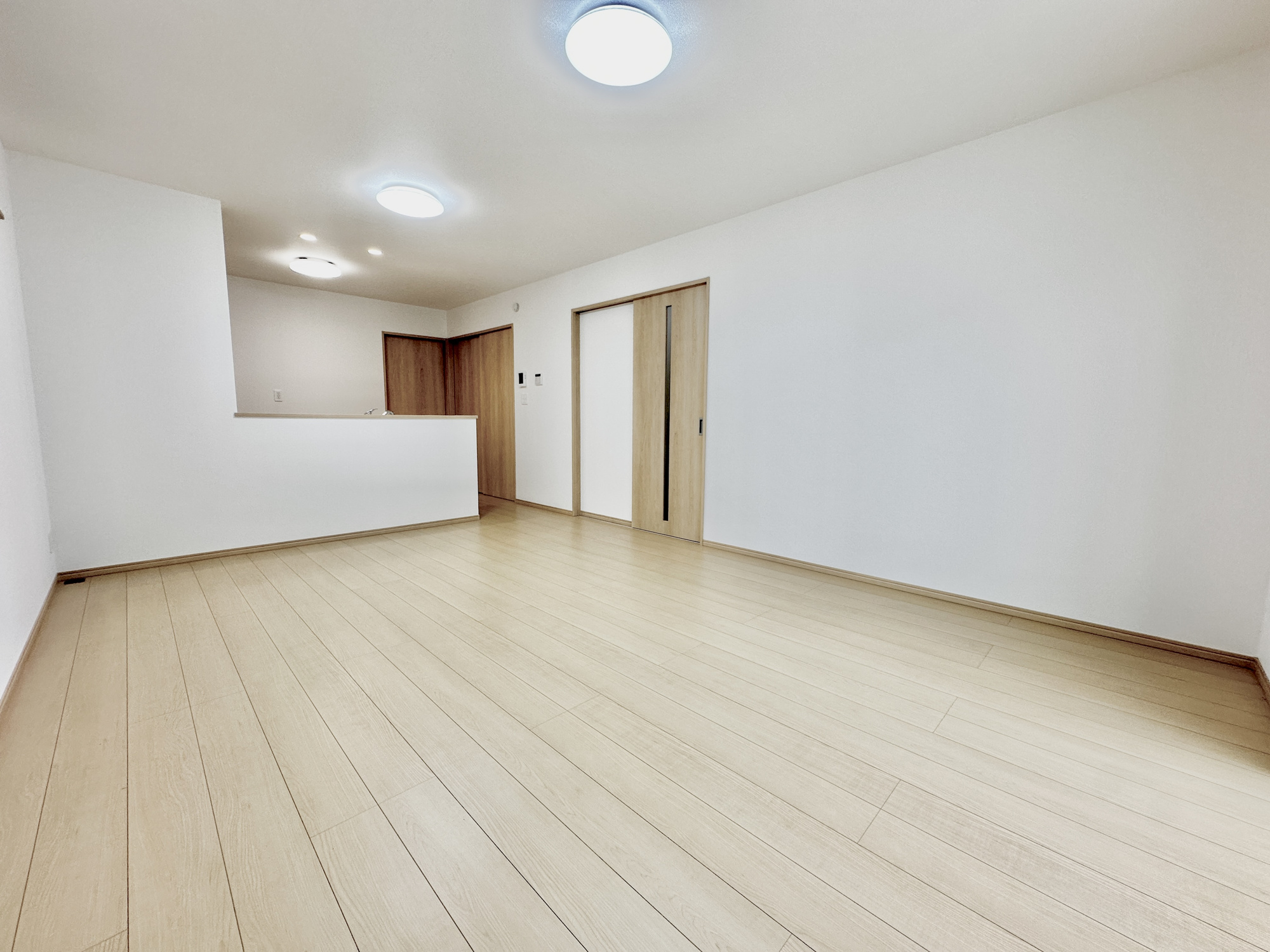 宇都宮市泉が丘７丁目2565　新築住宅全２棟の居間・リビング|オープンな空間を生み出す、こだわりの広がりとゆとり。家族と過ごす時間を大切にしたい方にぴったりの明るくゆとりある住空間です。南側の窓からの日差しがリビングの隅々までしっかりと届きます！ 