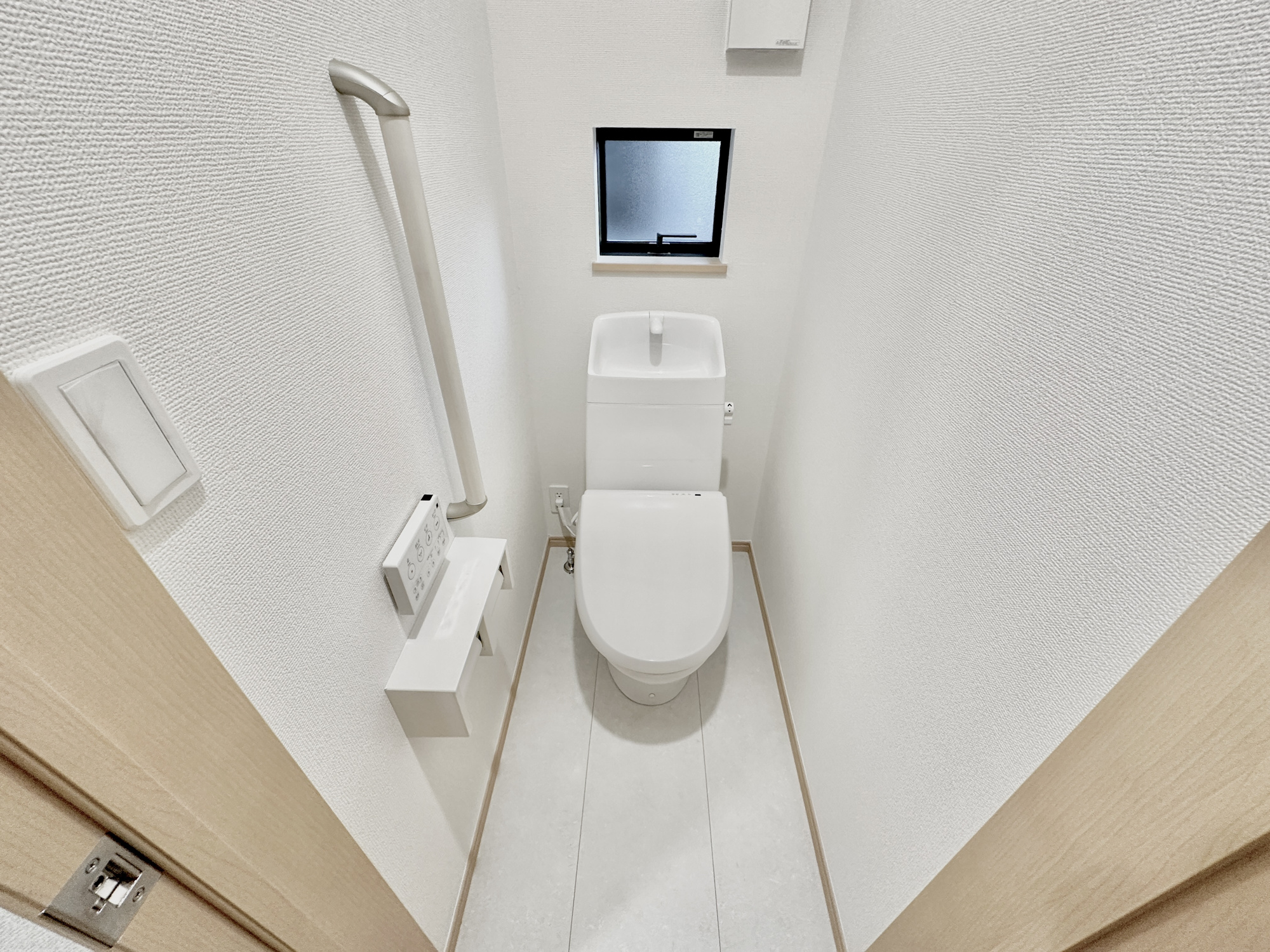 宇都宮市泉が丘７丁目2565　新築住宅全２棟のトイレ|節水型でエコなトイレには、今では当たり前の洗浄付き。便座を温める機能もついていて、居心地良くてトイレから出られなくなるかも！換気用に換気扇はもちろん、窓も着いているので常に快適ですね♪