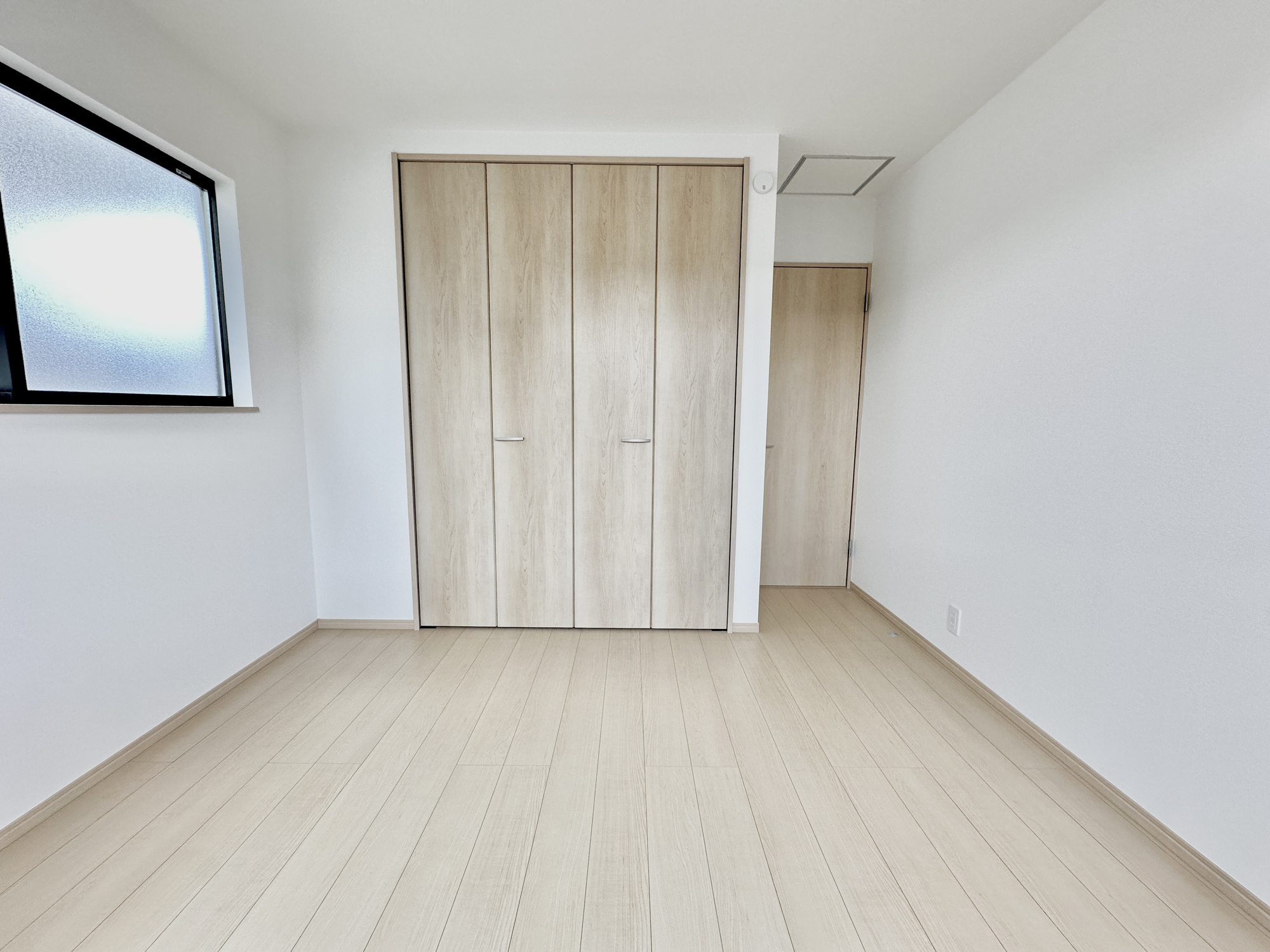 宇都宮市泉が丘７丁目2565　新築住宅全２棟の子供部屋|広々とした居住空間は日々の暮らしを彩り、心のやすらぎと満足感を与えてくれます。通風と採光を考慮した設計は子供たちはのびのび育ち、家族でくつろぎと団らんを生み出します。