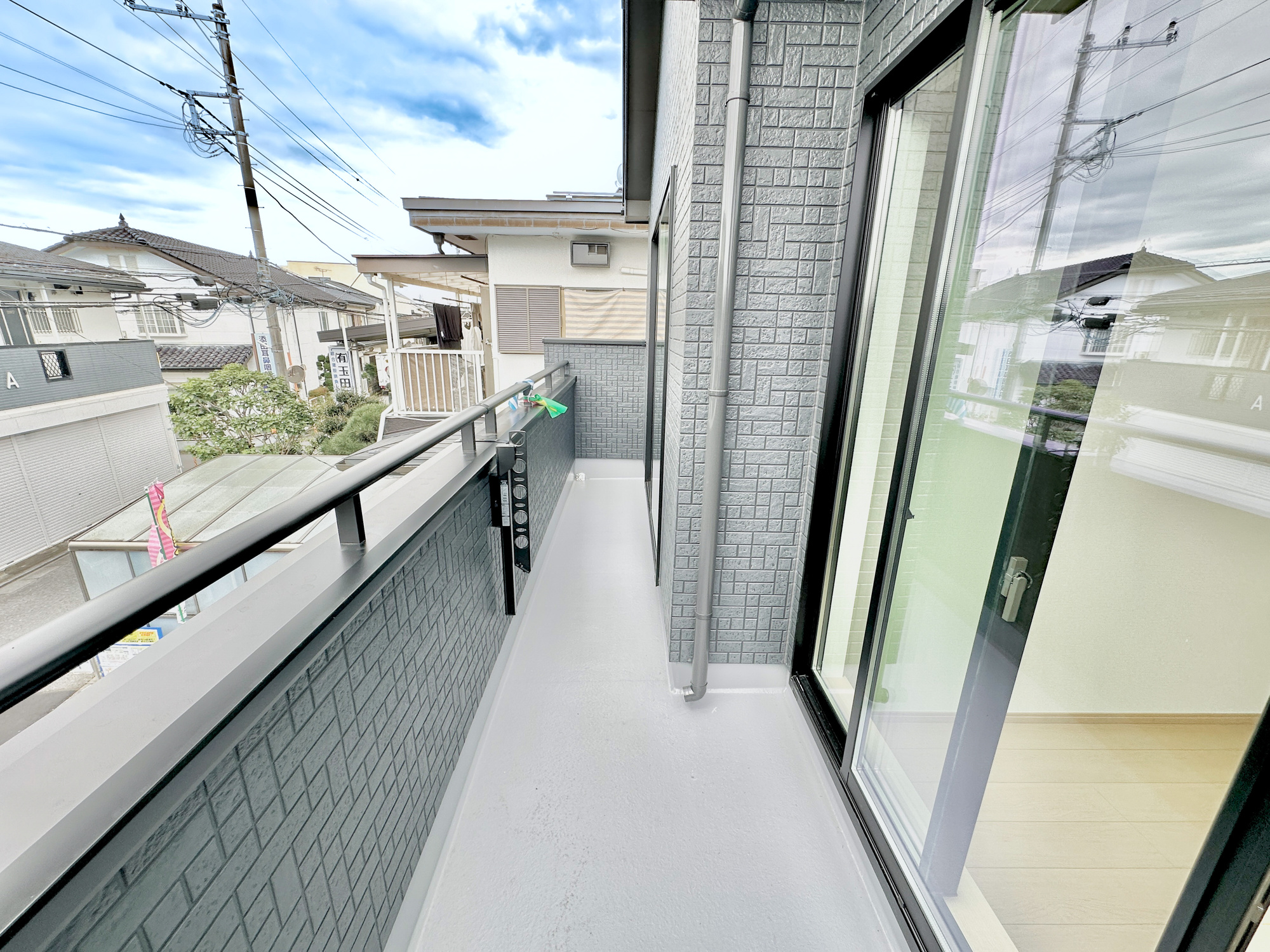 宇都宮市泉が丘７丁目2565　新築住宅全２棟のバルコニー|南向きで陽当りの良いバルコニーは、物干しセットを追加すれば、一度にたくさんのお洗濯物が干せるのが魅力！バルコニーは洗濯物を干すだけの場所じゃなく、家族のゆとりのある時間を演出するプライベート空間。