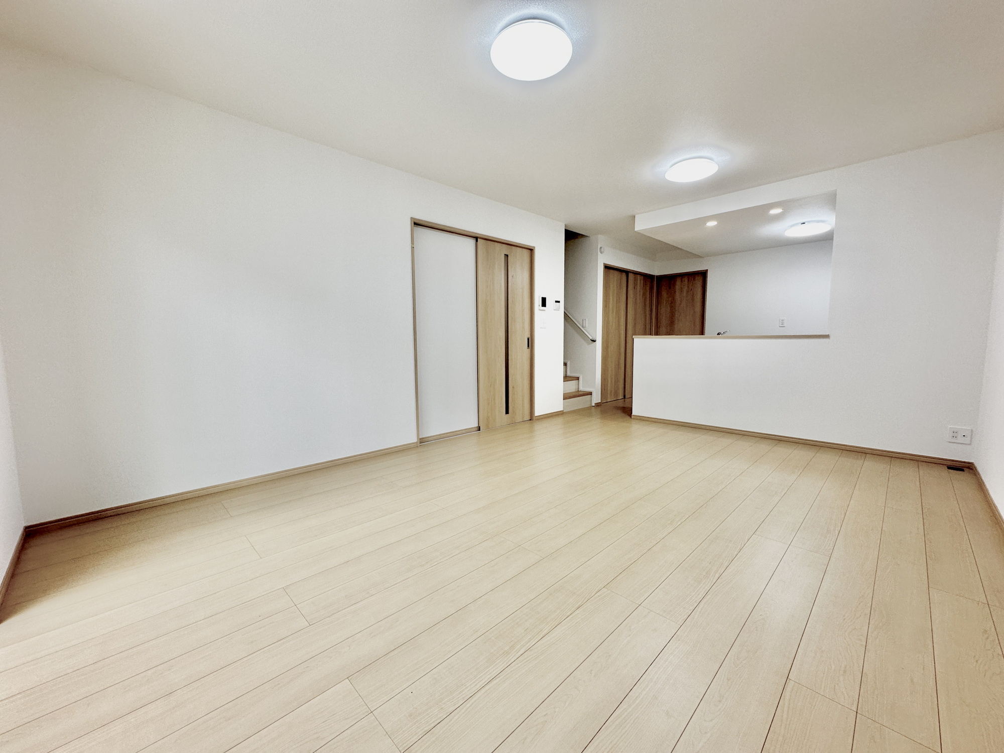 宇都宮市泉が丘７丁目2565　新築住宅全２棟のキッチン|オープンな空間を生み出す、こだわりの広がりとゆとり。家族と過ごす時間を大切にしたい方にぴったりの明るくゆとりある住空間です。南側の窓からの日差しがリビングの隅々までしっかりと届きます！ 