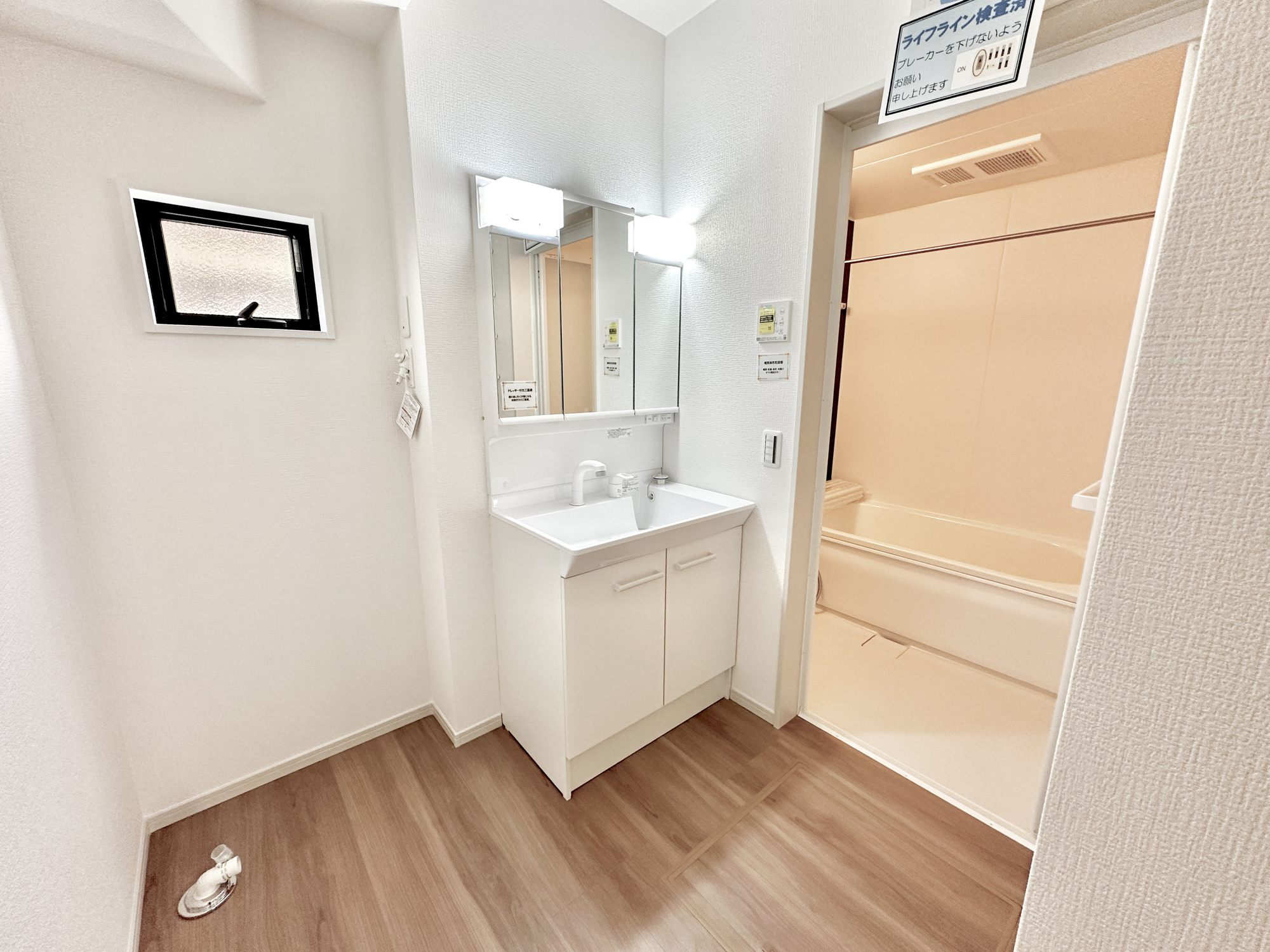 宇都宮市さつき３丁目の新築一戸建の脱衣所|広く、明るい洗面スペースで朝の身支度も快適に♪３面鏡で髪のセットやお化粧もストレスなくこなせ、鏡の裏にはたっぷりと収納スペースを標準装備！