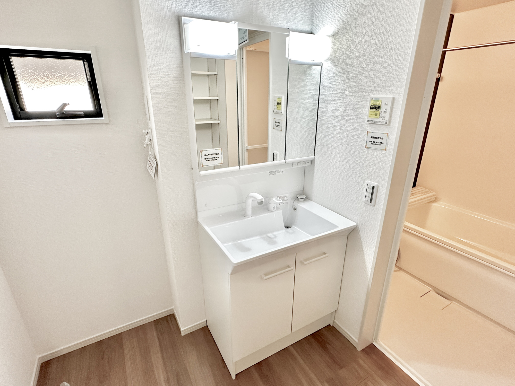 宇都宮市さつき３丁目の新築一戸建の独立洗面台|歯磨きをしたりメイクや髪をセットしたり・・・使いやすさが考えられた3面鏡です♪シャワー付水栓で洗面台でのシャンプーや毎日の掃除に大変便利ですね♪