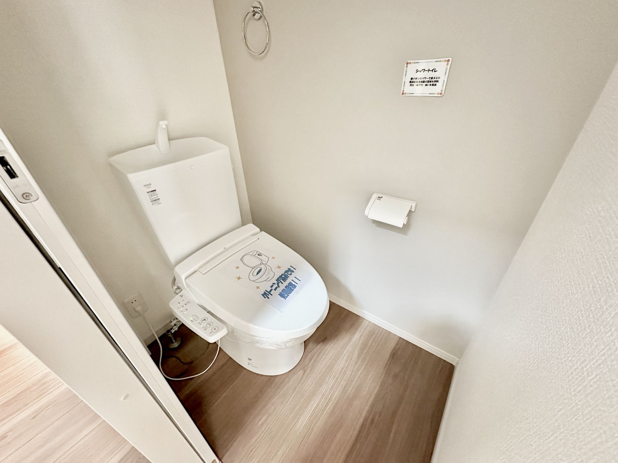 宇都宮市さつき３丁目の新築一戸建のトイレ|節水型でエコなトイレには、今では当たり前の洗浄付き。便座を温める機能もついていて、居心地良くてトイレから出られなくなるかも！換気用に換気扇はもちろん、窓も着いているので常に快適ですね♪