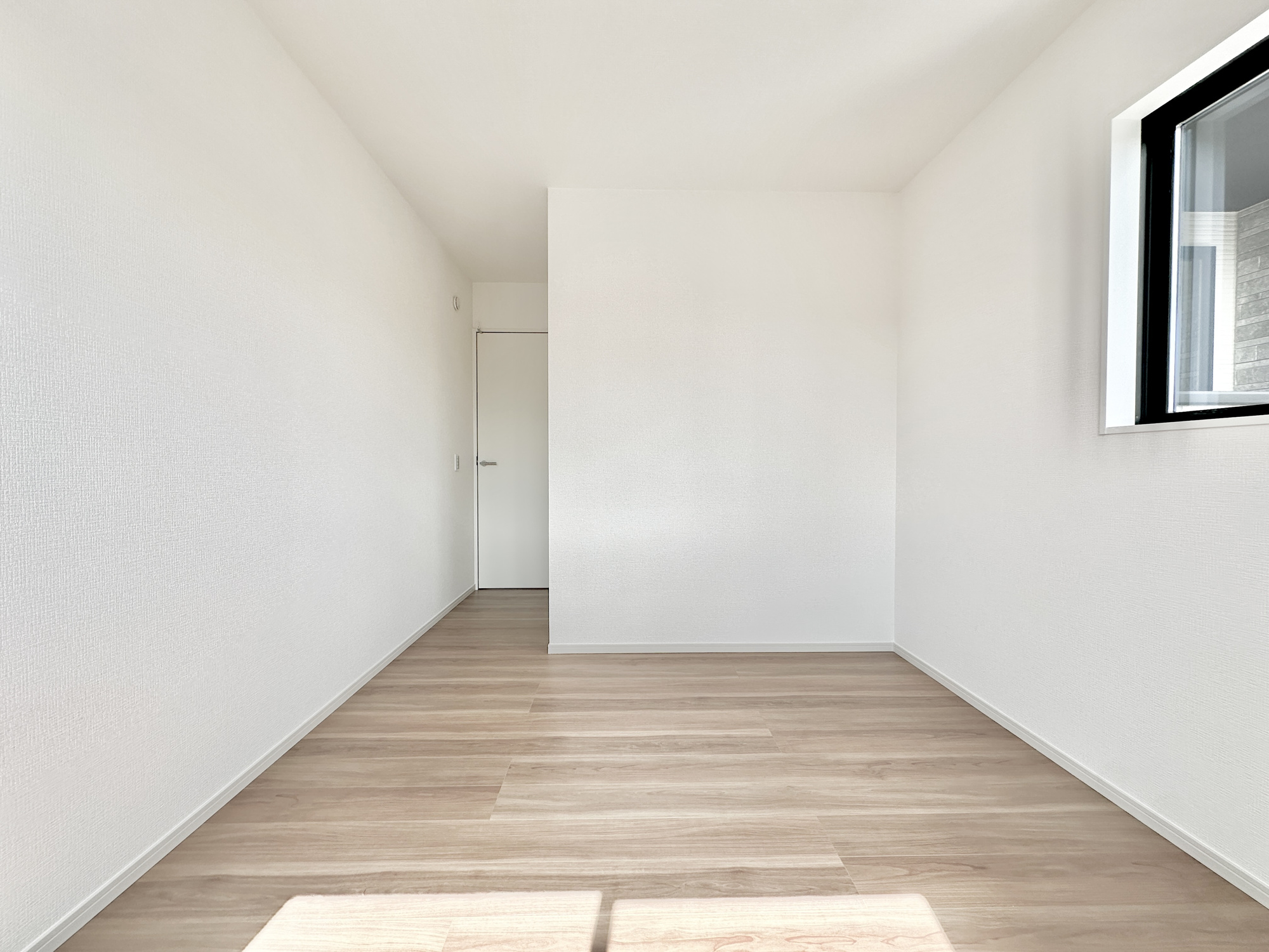 宇都宮市さつき３丁目の新築一戸建の子供部屋|広々とした居住空間は日々の暮らしを彩り、心のやすらぎと満足感を与えてくれます。通風と採光を考慮した設計は子供たちはのびのび育ち、家族でくつろぎと団らんを生み出します。