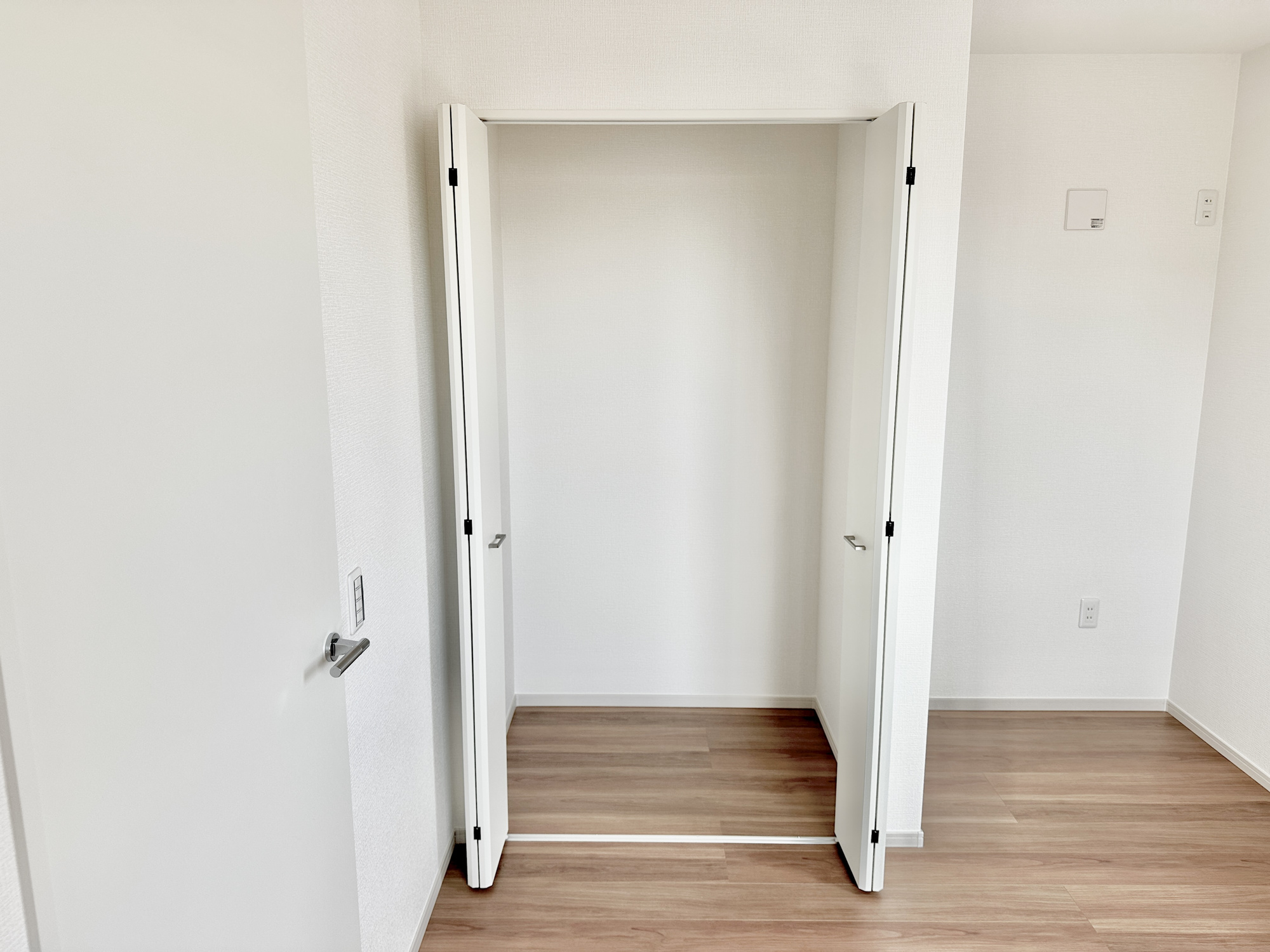 宇都宮市さつき３丁目の新築一戸建の収納|奥行きのあるクローゼットは、大切なお洋服をきれいな状態で収納できます！
また、収納ボックスなどを配置して使えば、多様な使い方が出来、収納の幅が広がります！