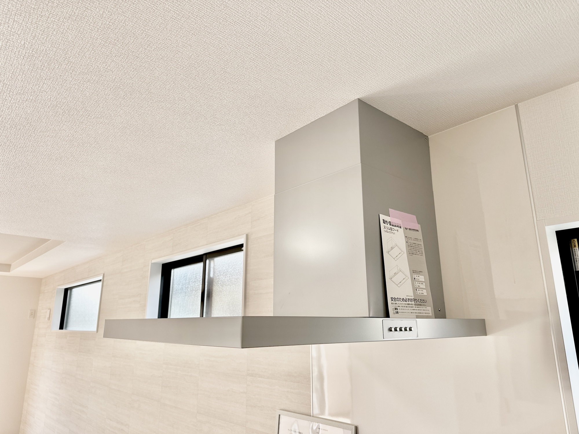 宇都宮市さつき３丁目の新築一戸建の設備|フラットレンジフードなので、見た目もシャープでお手入れも楽々♪