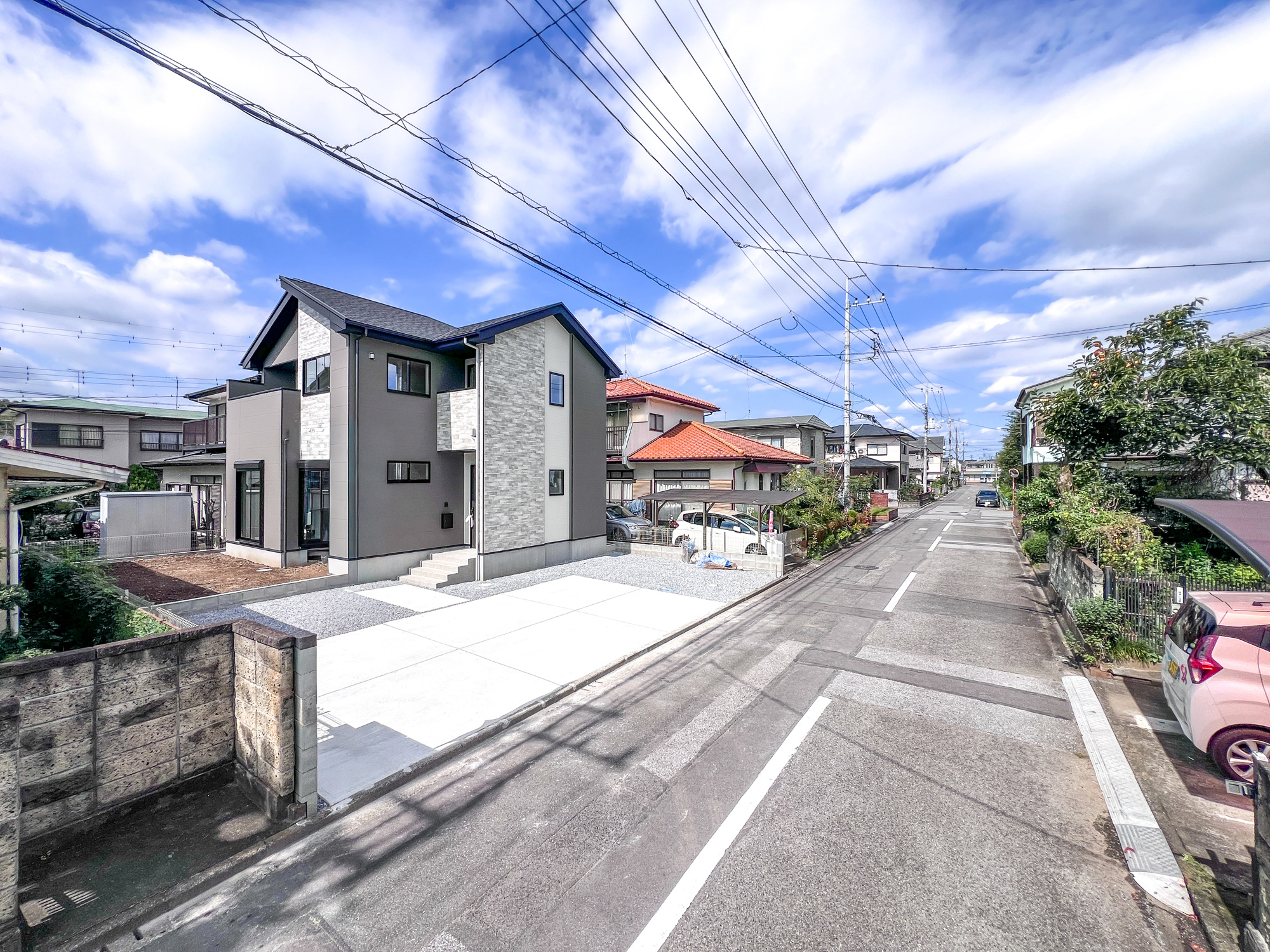 宇都宮市さつき３丁目の新築一戸建の前面道路含む現地写真|低層の一戸建てを中心とした街並みが整然と続き、周辺は高い建物が建っていないので、採光や開放性に恵まれ、空が広く緑の多い閑静な趣を感じる環境です。
