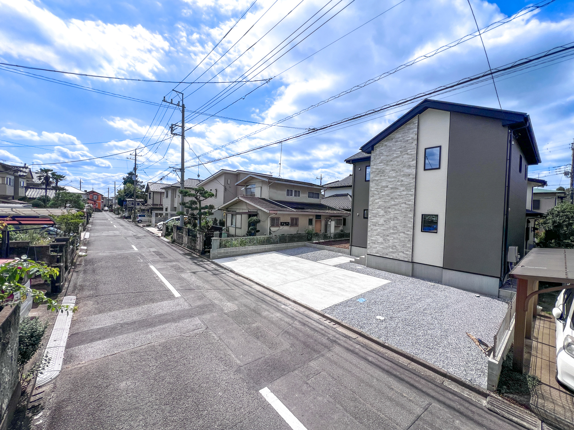 宇都宮市さつき３丁目の新築一戸建の前面道路含む現地写真|前面道路は閑静な住宅地をはしる車通りの少ない道路。お車の出し入れが苦手なママや小さなお子様にも安心ですね。しっかり舗装もされているので、ベビーカーや自転車で通っても快適に通行できます。
