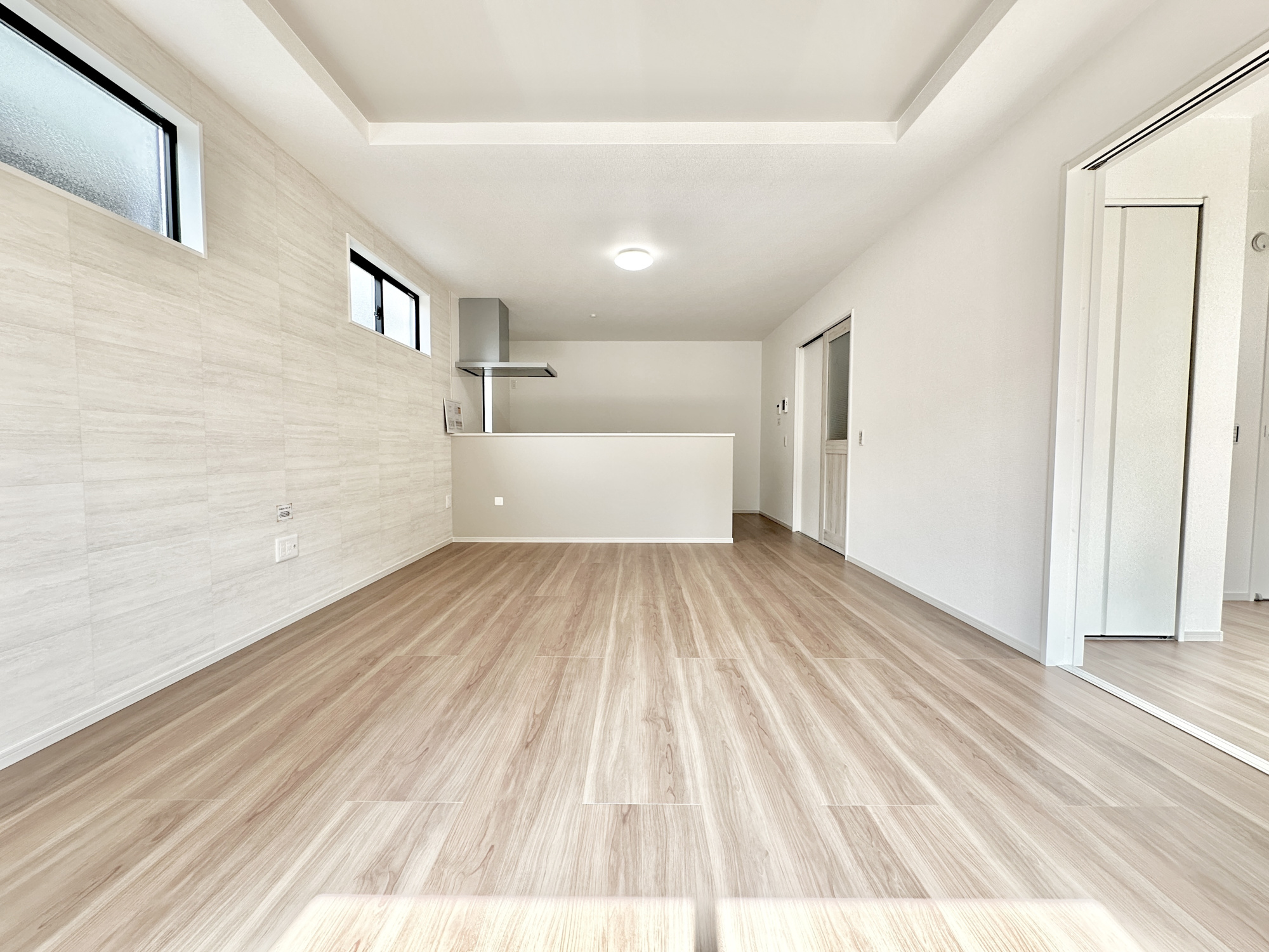 宇都宮市さつき３丁目の新築一戸建の居間・リビング|南向きに大きく開いた窓からは、明るい陽射しが射し込みます。
爽やかな風が吹き抜ける心地良いリビングには、自然と家族が集まります。
