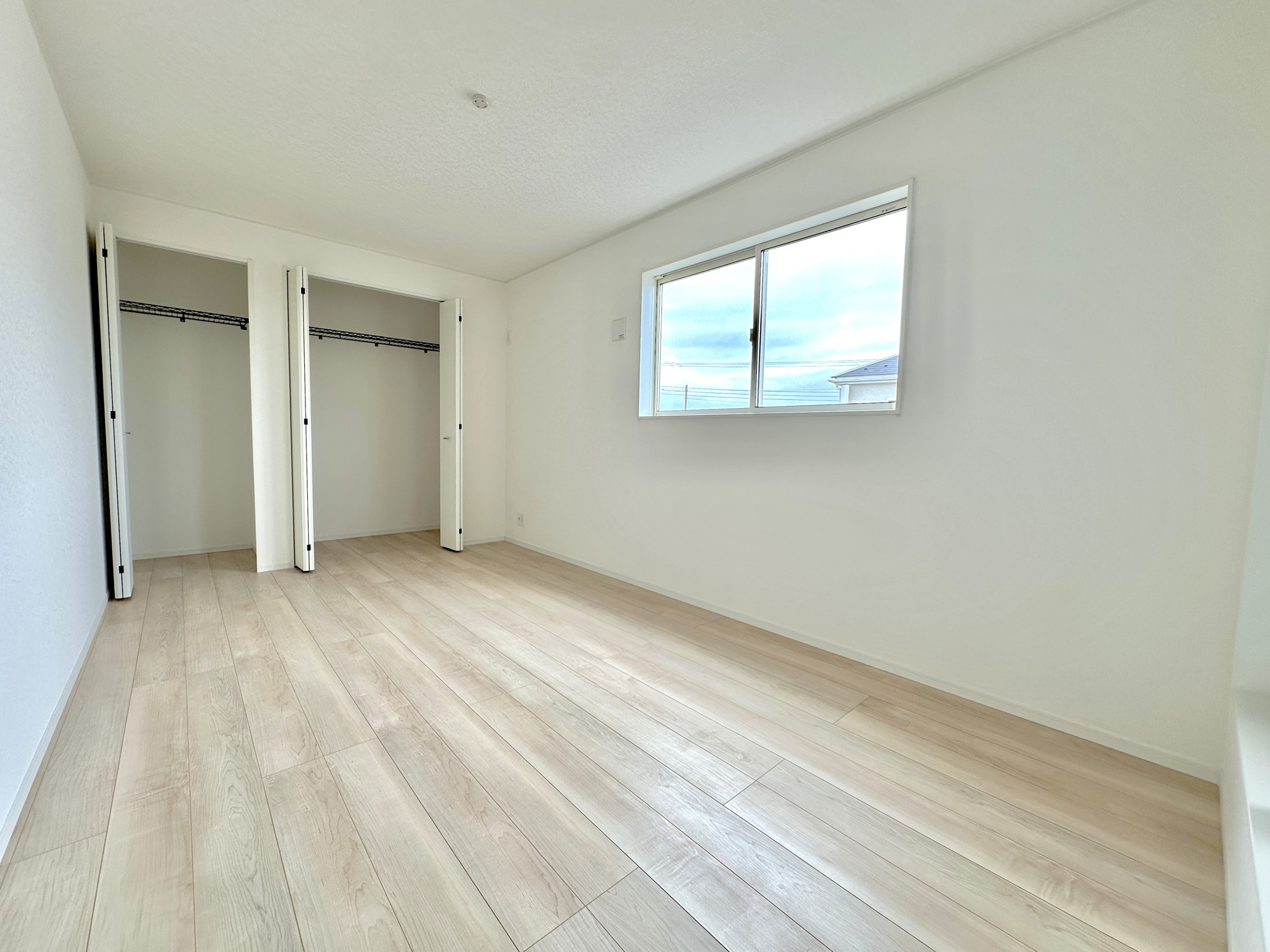 那須塩原市北弥六第１　新築住宅全４棟の子供部屋|【同社施工例】広々とした居住空間は日々の暮らしを彩り、心のやすらぎと満足感を与えてくれます。通風と採光を考慮した設計は子供たちはのびのび育ち、家族でくつろぎと団らんを生み出します。
