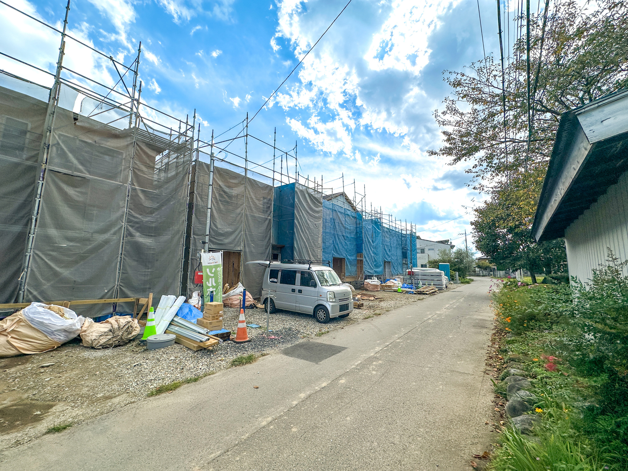 那須塩原市北弥六第１　新築住宅全４棟の前面道路含む現地写真|閑静な住宅地で子育て家族にピッタリ。毎日のお散歩も快適な緑に恵まれたエリアで、自然に包まれた穏やかな暮らしを実現するための、ゆとりある住環境が整っています。

