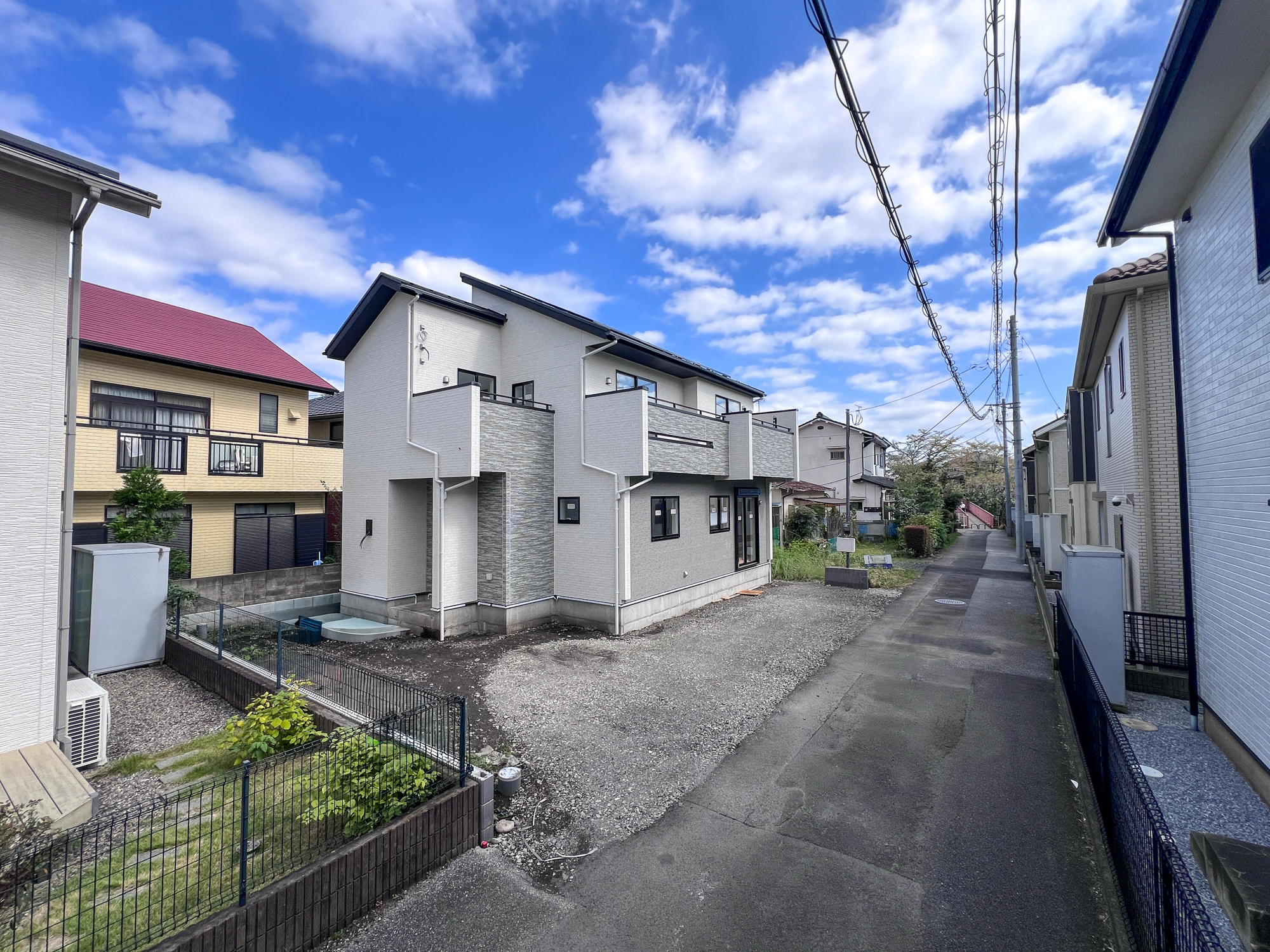 宇都宮市泉が丘７丁目の新築一戸建の前面道路含む現地写真|低層の一戸建てを中心とした街並みが整然と続き、周辺は高い建物が建っていないので、採光や開放性に恵まれ、空が広く緑の多い閑静な趣を感じる環境です。