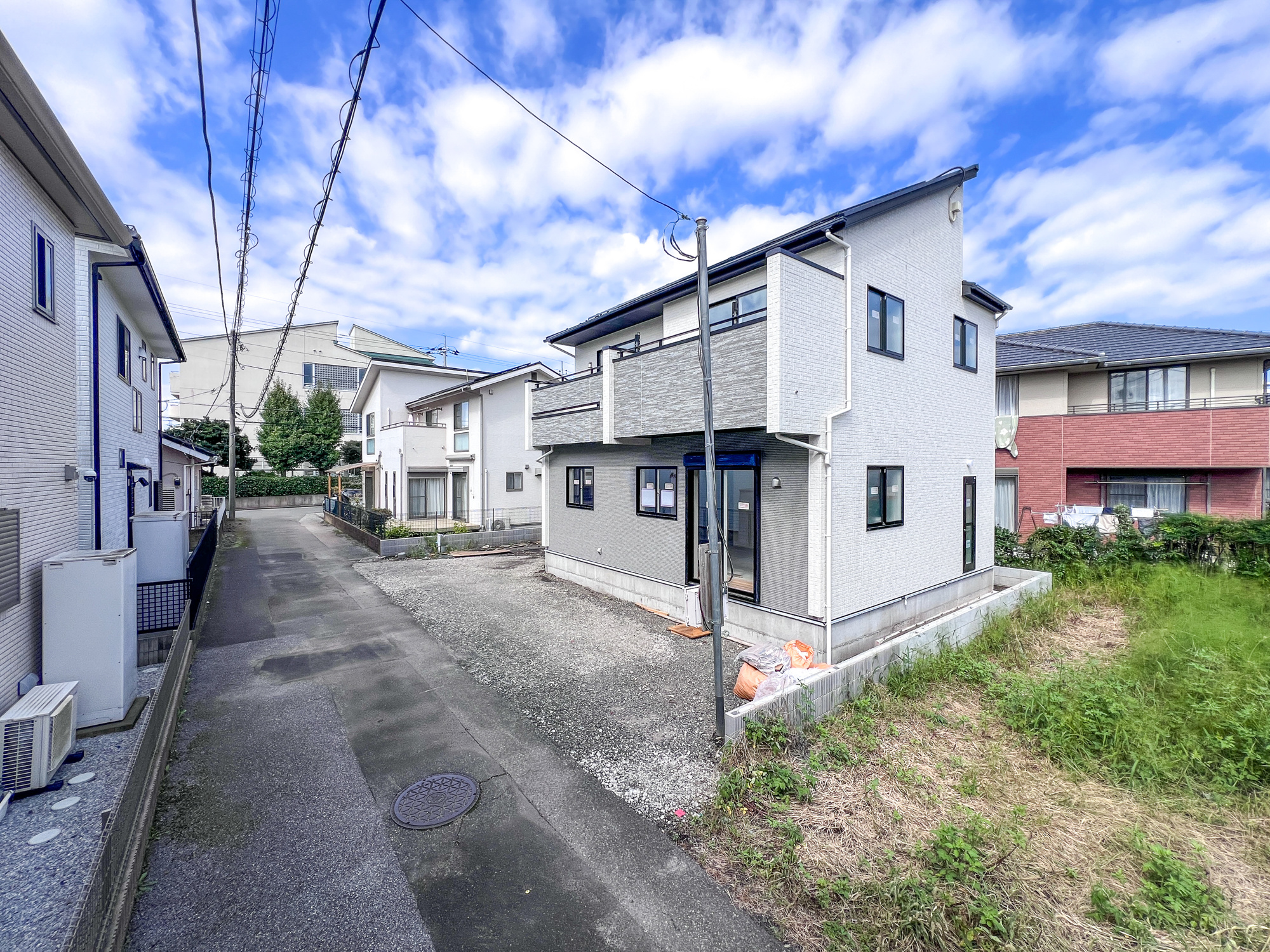 宇都宮市泉が丘７丁目の新築一戸建の前面道路含む現地写真|前面道路は閑静な住宅地をはしる車通りの少ない道路。お車の出し入れが苦手なママや小さなお子様にも安心ですね。しっかり舗装もされているので、ベビーカーや自転車で通っても快適に通行できます。