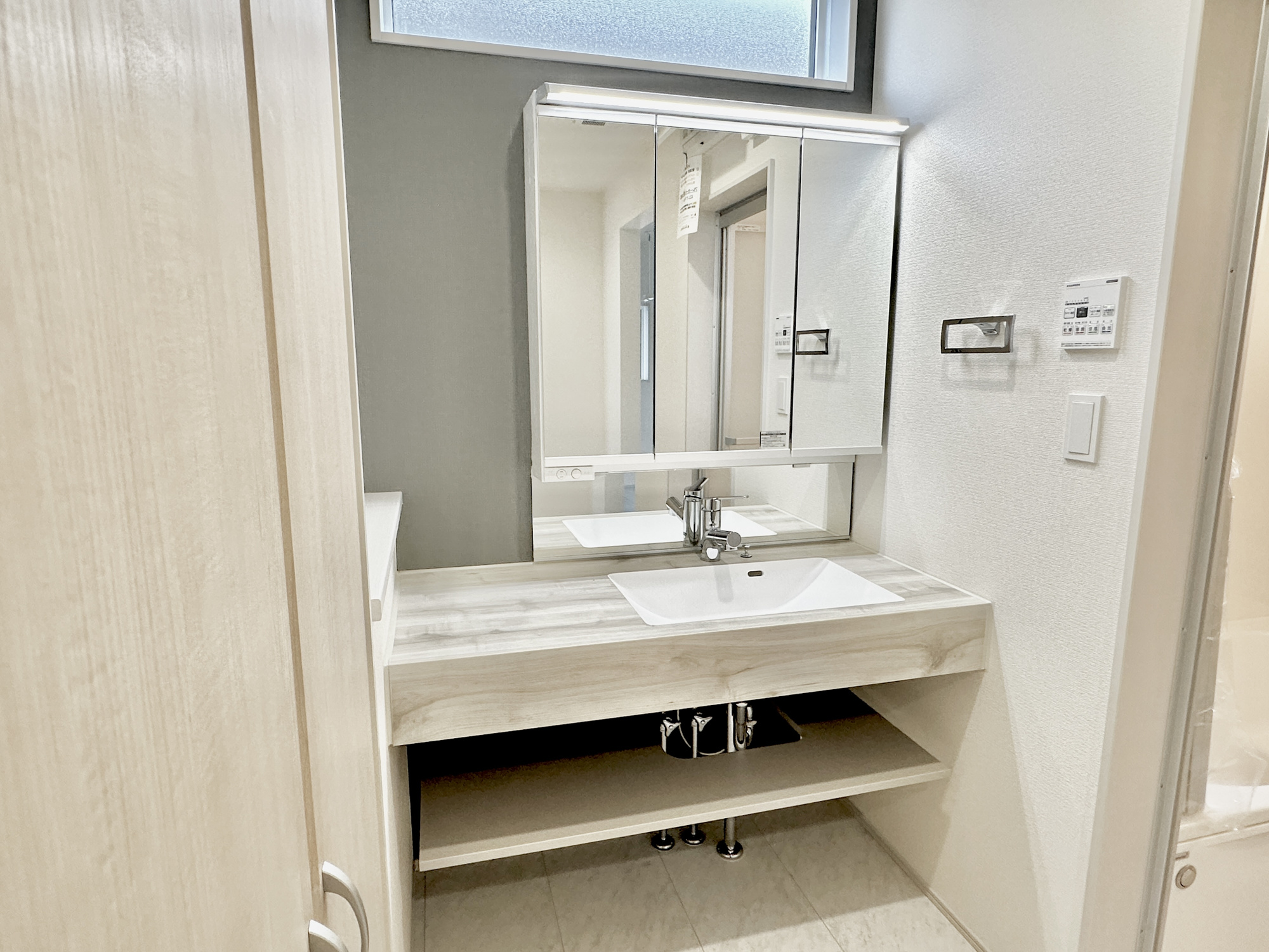 宇都宮市清原台３丁目　新築住宅全３棟の独立洗面台|歯磨きをしたりメイクや髪をセットしたり・・・使いやすさが考えられた3面鏡です♪シャワー付水栓で洗面台でのシャンプーや毎日の掃除に大変便利ですね♪