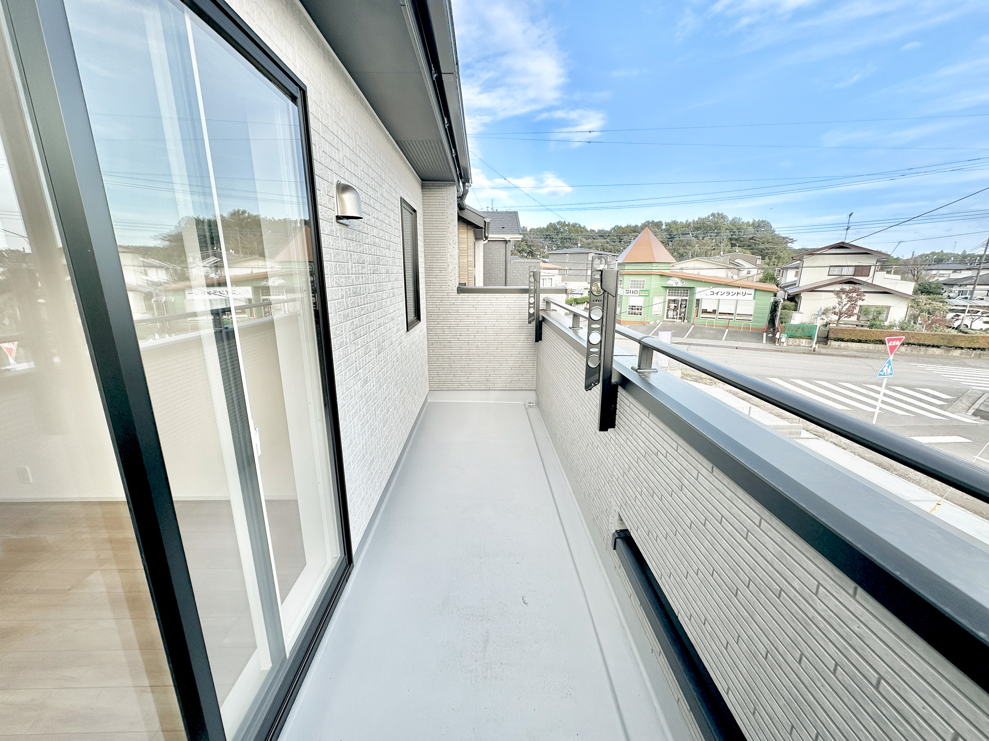 宇都宮市清原台３丁目　新築住宅全３棟のバルコニー|南向きで陽当りの良いバルコニーは、物干しセットを追加すれば、一度にたくさんのお洗濯物が干せるのが魅力！バルコニーは洗濯物を干すだけの場所じゃなく、家族のゆとりのある時間を演出するプライベート空間。
