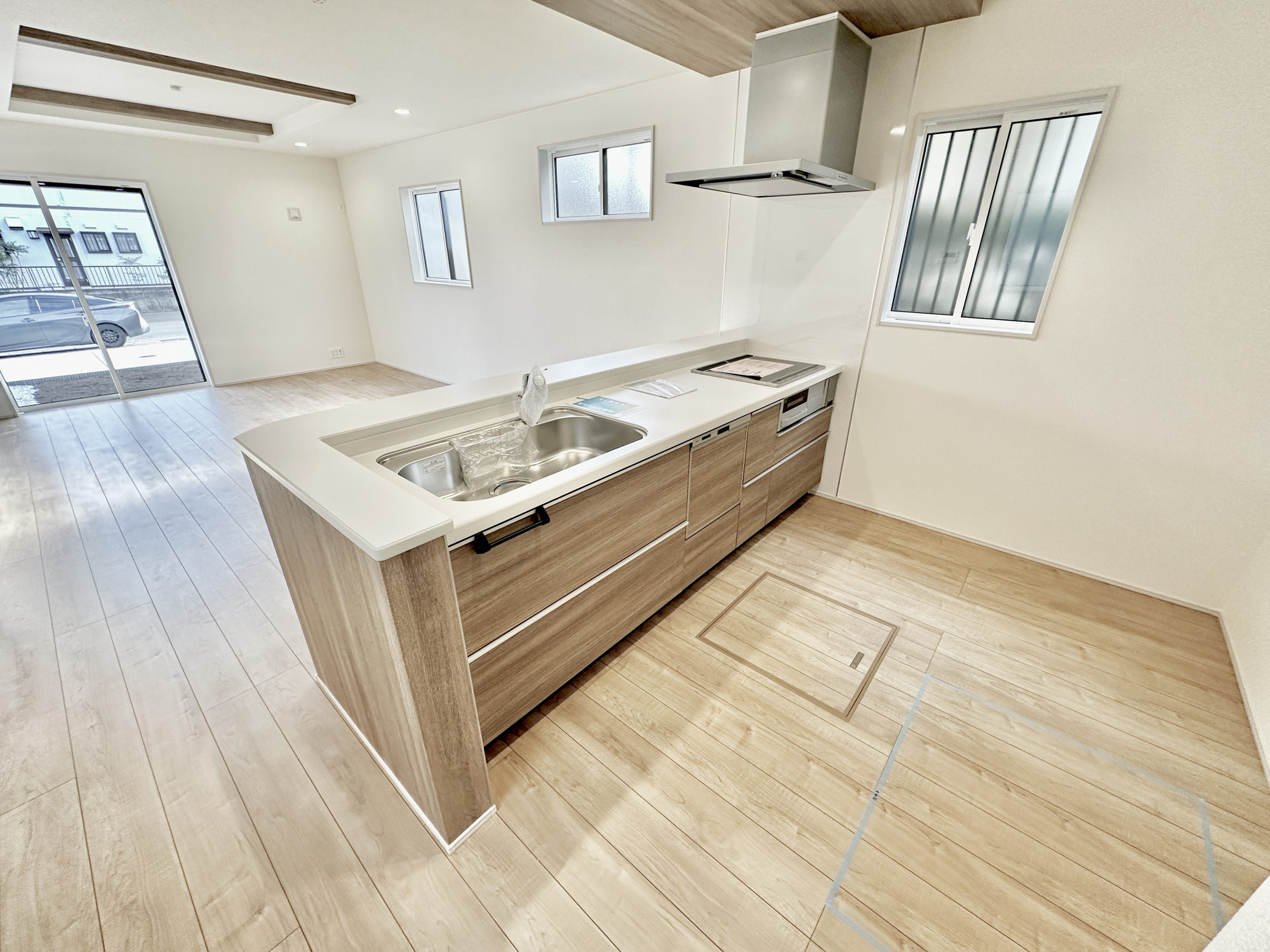宇都宮市清原台３丁目　新築住宅全３棟のキッチン|ダイニングからワークスペースを見渡せる、見せるキッチン。ダイニングとの空間のつながりが、スペースのゆとりを生み出します♪