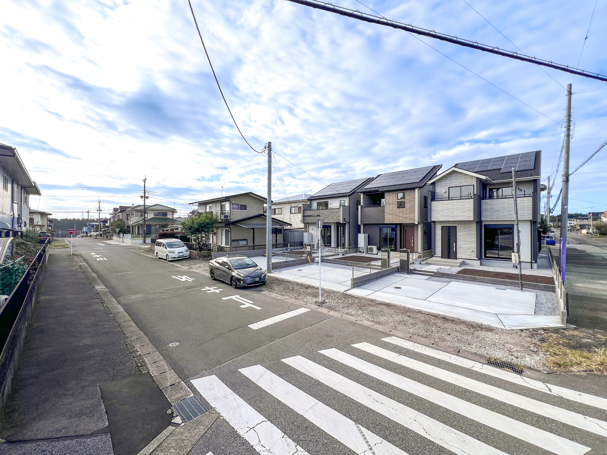 宇都宮市清原台３丁目　新築住宅全３棟の前面道路含む現地写真|低層の一戸建てを中心とした街並みが整然と続き、周辺は高い建物が建っていないので、採光や開放性に恵まれ、空が広く緑の多い閑静な趣を感じる環境です。