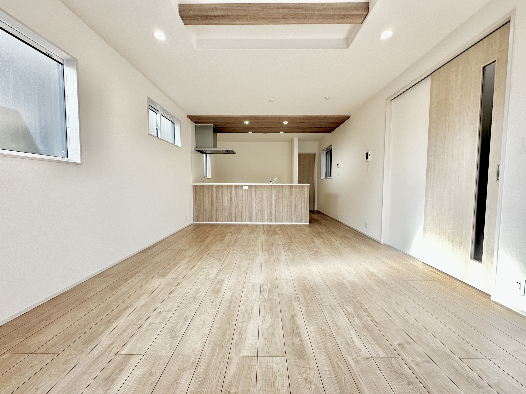 宇都宮市清原台３丁目　新築住宅全３棟の居間・リビング|南向きに大きく開いた窓からは、明るい陽射しが射し込みます。
爽やかな風が吹き抜ける心地良いリビングには、自然と家族が集まります。