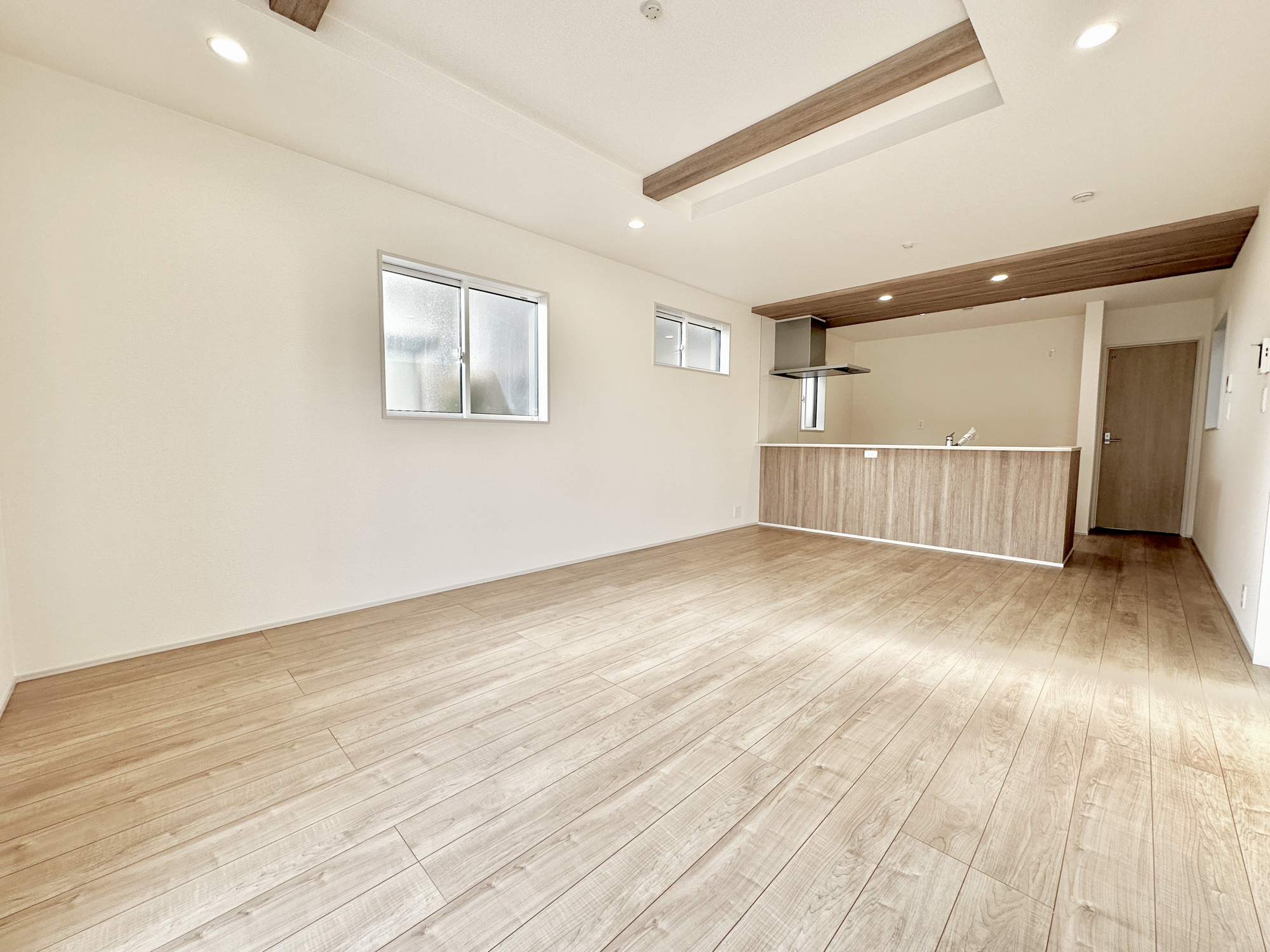 宇都宮市清原台３丁目　新築住宅全３棟の居間・リビング|室内にいても、たっぷりの陽光と爽やかな風を感じて頂ける、開放感あふれるリビングです。
ご家族と穏やかに過ごす、心地の良い時間が流れます。
