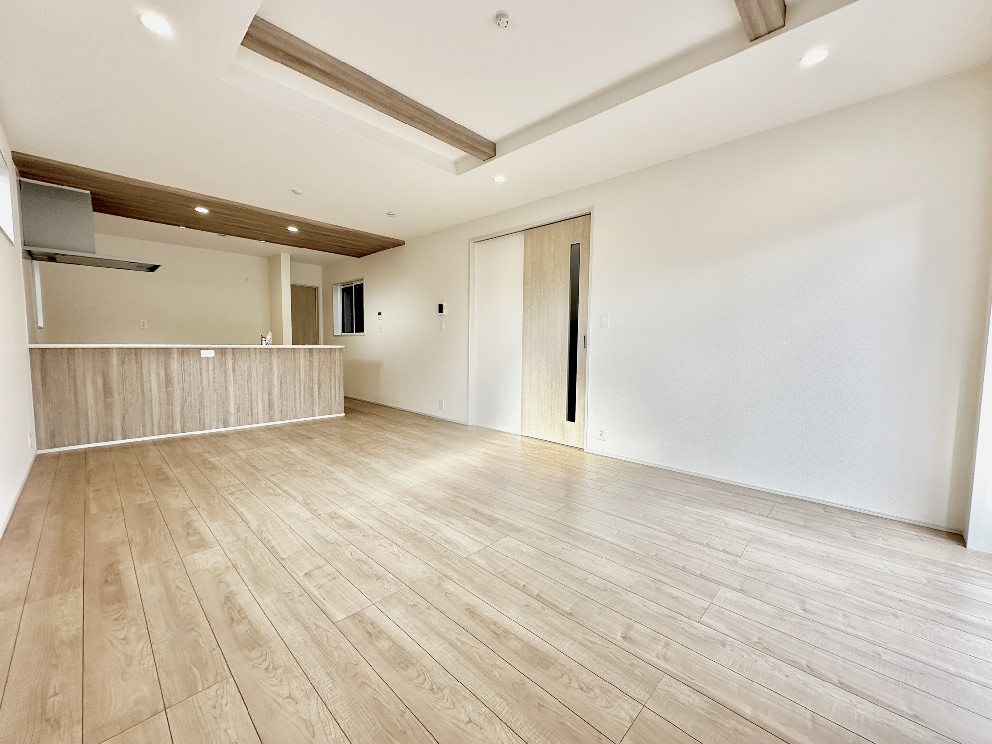 宇都宮市清原台３丁目　新築住宅全３棟の居間・リビング|オープンな空間を生み出す、こだわりの広がりとゆとり。家族と過ごす時間を大切にしたい方にぴったりの明るくゆとりある住空間です。南側の窓からの日差しがリビングの隅々までしっかりと届きます！ 