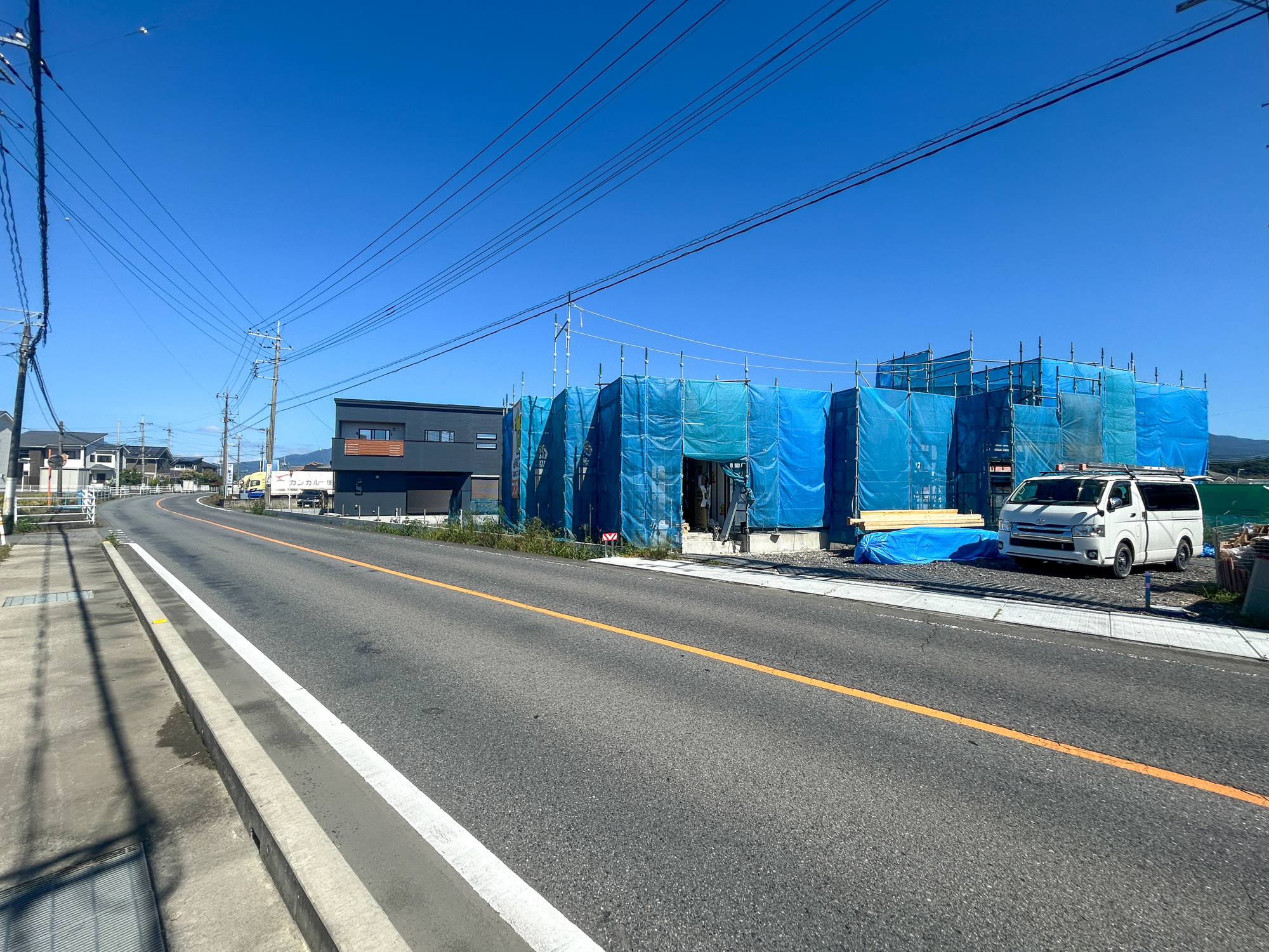 渋川市半田　新築住宅全5区画の前面道路含む現地写真|閑静な住宅地で子育て家族にピッタリ。毎日のお散歩も快適な緑に恵まれたエリアで、自然に包まれた穏やかな暮らしを実現するための、ゆとりある住環境が整っています。

