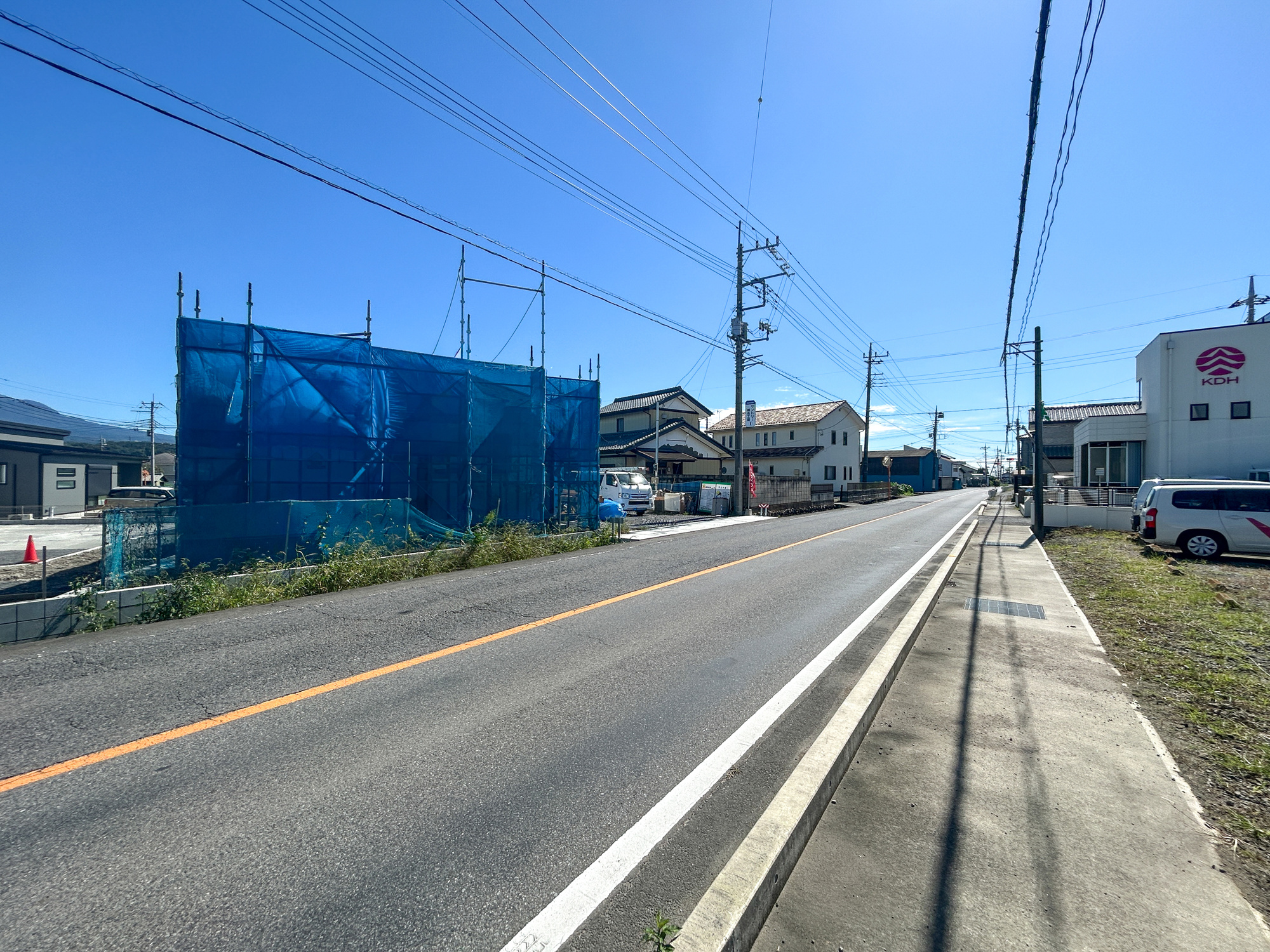 渋川市半田　新築住宅全5区画の前面道路含む現地写真|低層の一戸建てを中心とした街並みが整然と続き、周辺は高い建物が建っていないので、採光や開放性に恵まれ、空が広く緑の多い閑静な趣を感じる環境です。

