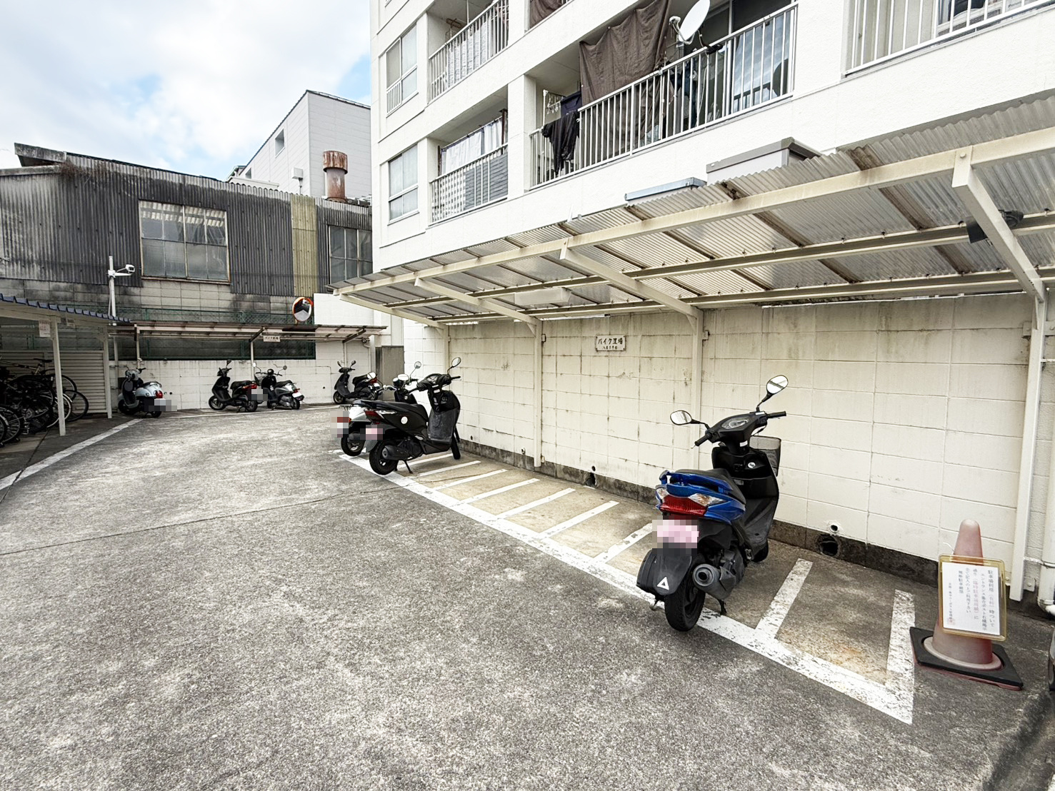 京都一乗寺コーポラスのその他共用部分|敷地内バイク置場です。