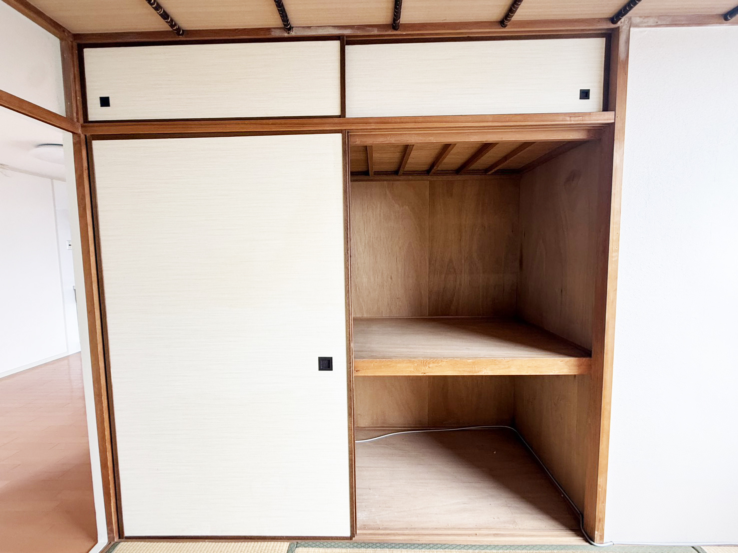 京都一乗寺コーポラスの収納|和室の押入れです。奥行きもあり、収納量充実です。