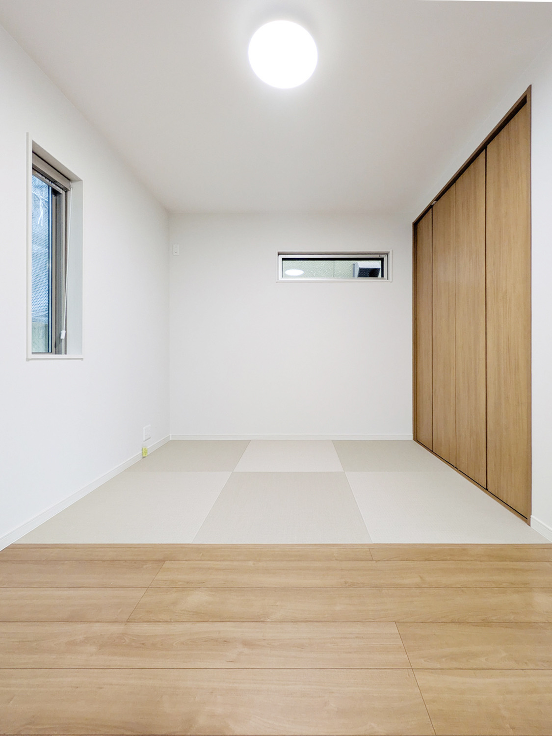 宇治御廟新築戸建の洋室|リビングイニングの隅にある畳コーナーです。