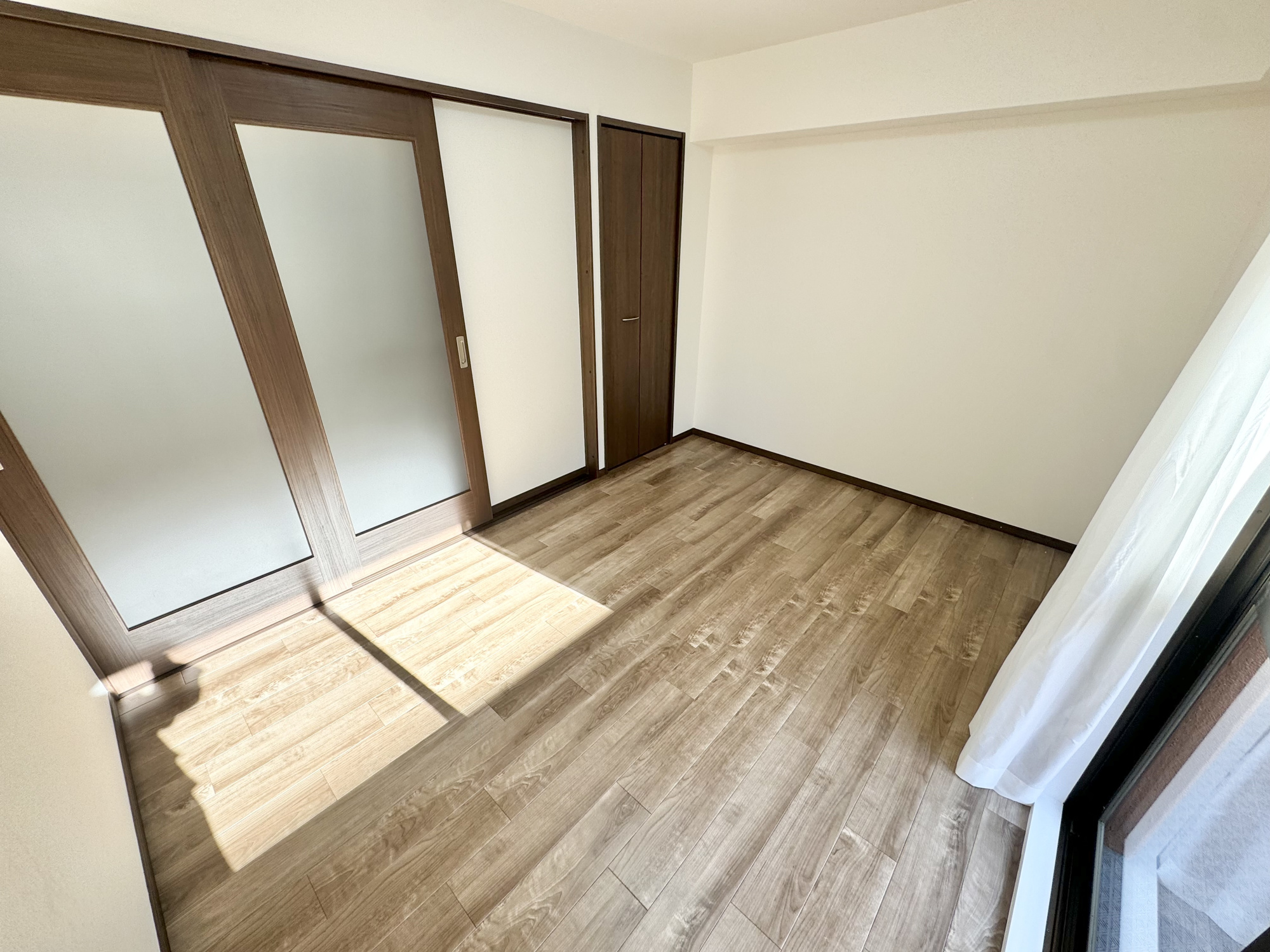 朝日プラザ立町の洋室|引き戸なのでデッドスペースなく、広くお使いいただけます