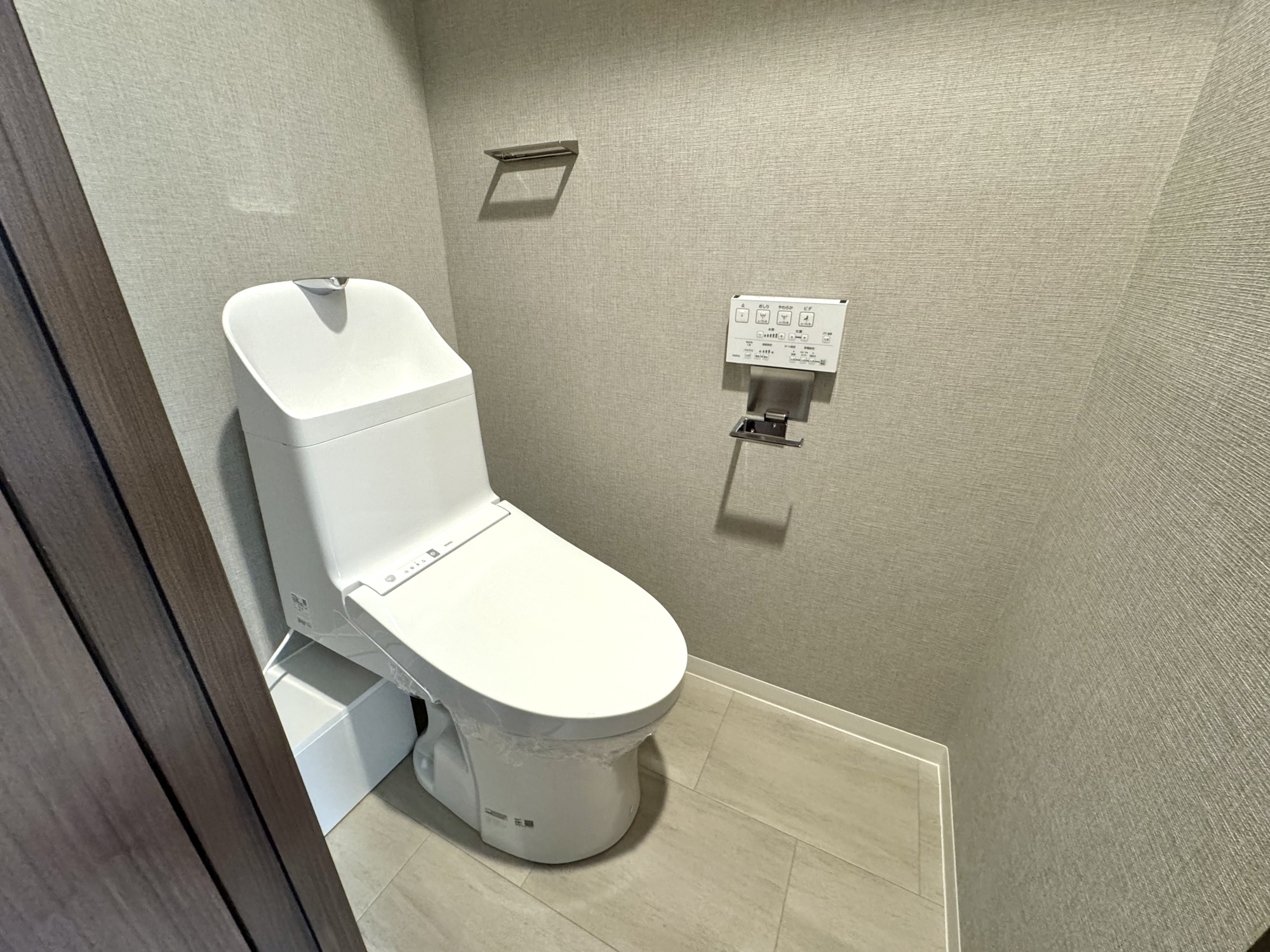 朝日プラザ立町のトイレ|グレーの壁が落ち着いた印象のトイレ