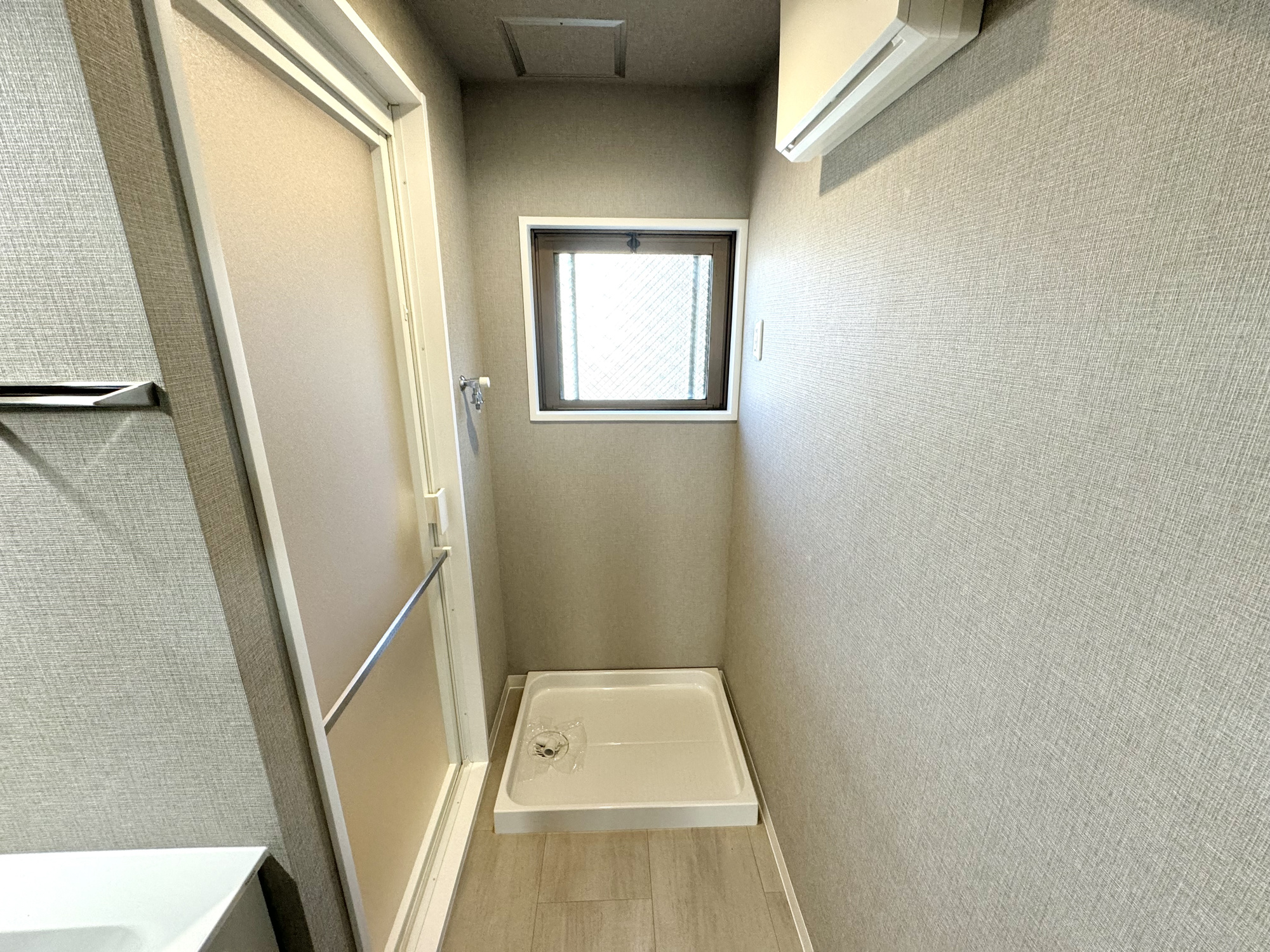 朝日プラザ立町の洗面所|洗面室に窓があると、換気がしやすく湿気がこもりにくいです