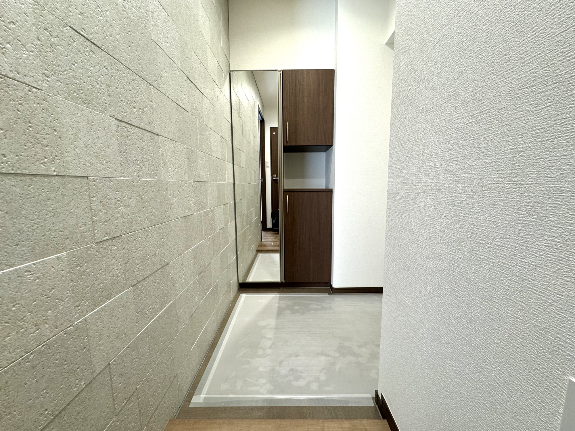 朝日プラザ立町の玄関|ライトグレーのアクセントクロスがお洒落な玄関