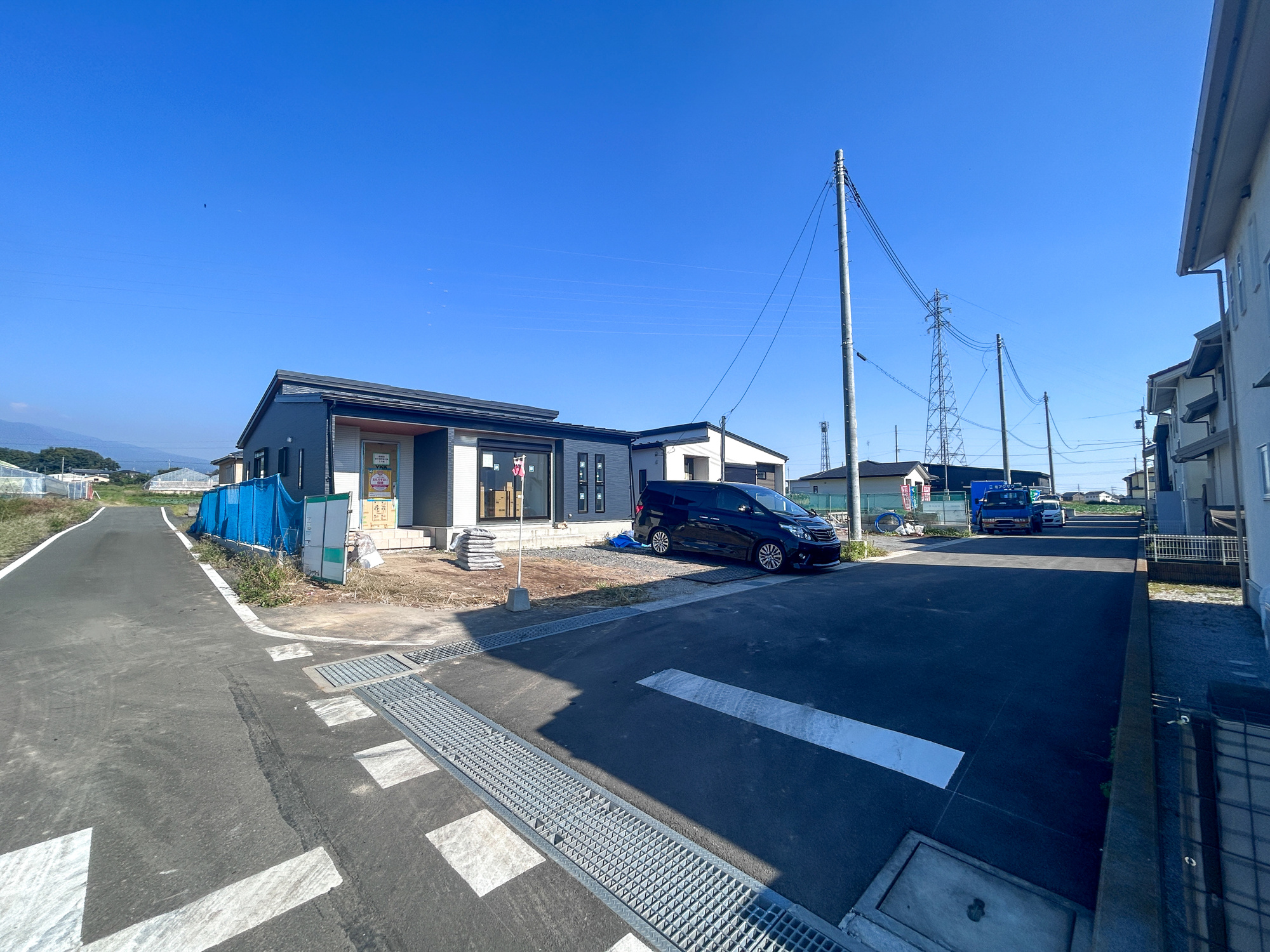 前橋市富士見町原之郷　新築住宅全3棟の前面道路含む現地写真|閑静な住宅地で子育て家族にピッタリ。毎日のお散歩も快適な緑に恵まれたエリアで、自然に包まれた穏やかな暮らしを実現するための、ゆとりある住環境が整っています。

