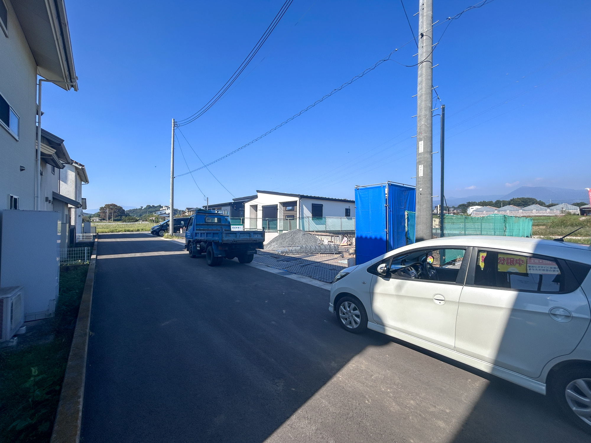 前橋市富士見町原之郷　新築住宅全3棟の前面道路含む現地写真|低層の一戸建てを中心とした街並みが整然と続き、周辺は高い建物が建っていないので、採光や開放性に恵まれ、空が広く緑の多い閑静な趣を感じる環境です。

