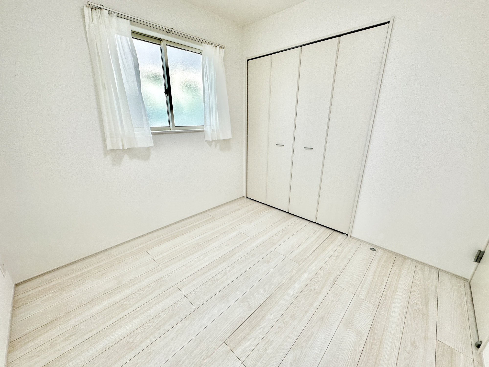 宇都宮市東町　新築住宅全１棟の子供部屋|【同社施工例】広々とした居住空間は日々の暮らしを彩り、心のやすらぎと満足感を与えてくれます。通風と採光を考慮した設計は子供たちはのびのび育ち、家族でくつろぎと団らんを生み出します。
