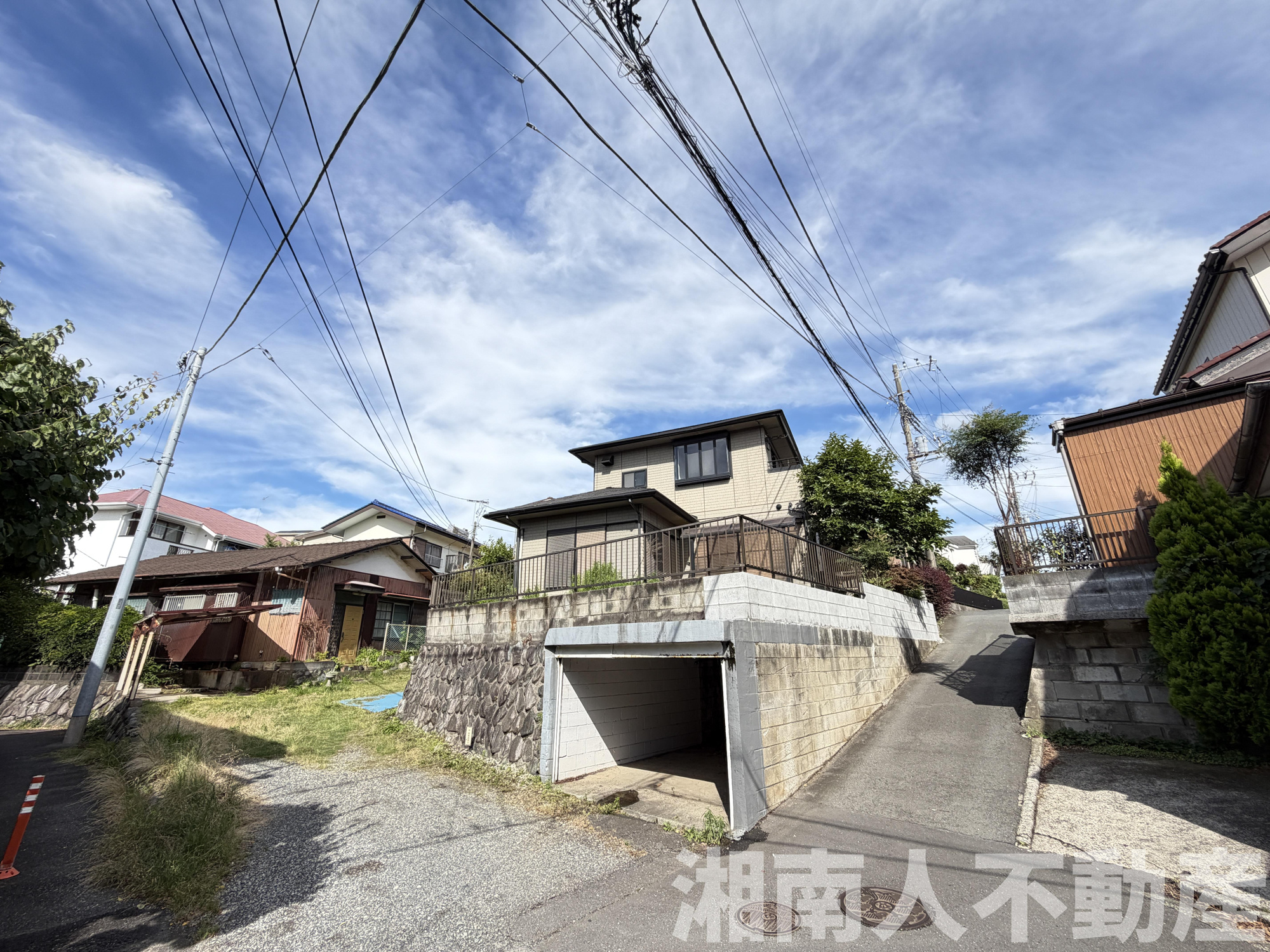 藤沢市亀井野戸建の前面道路含む現地写真|前面道路含む現地写真です