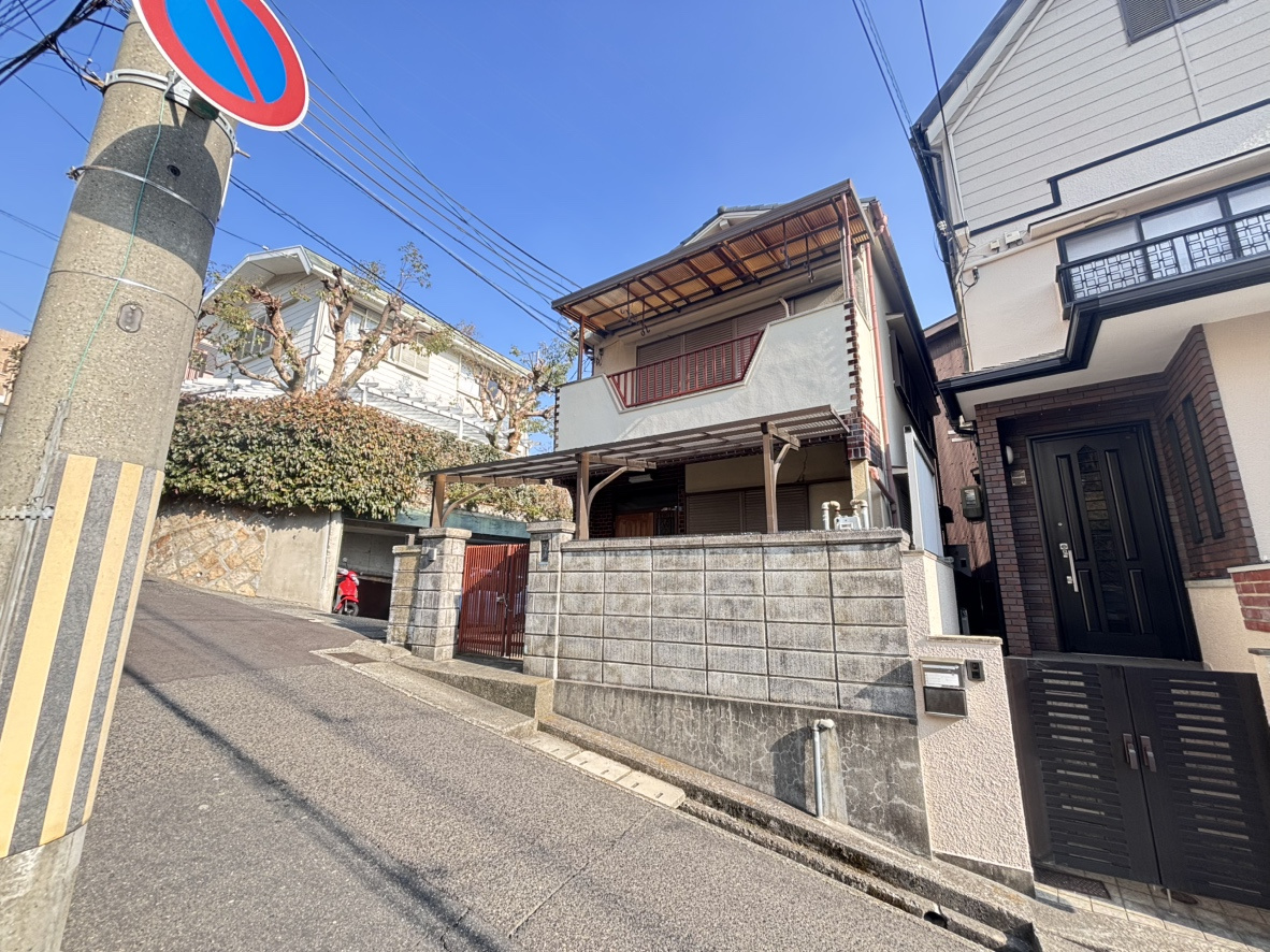 篠原台　建物付き土地の前面道路含む現地写真|■北側、西側の角地のため、採光通風が良好な土地となります。
