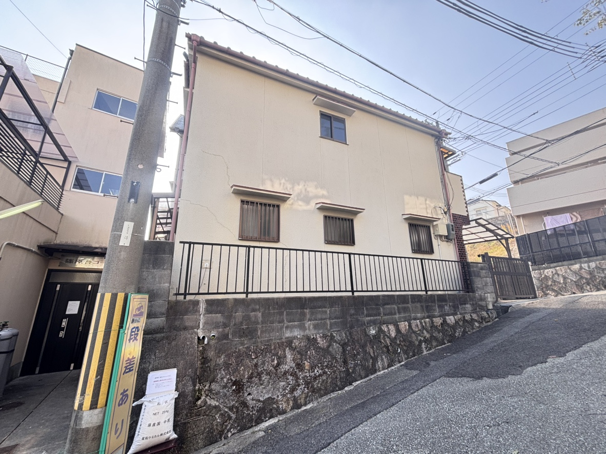 篠原台　建物付き土地の前面道路含む現地写真|■西側からの現地写真となります。