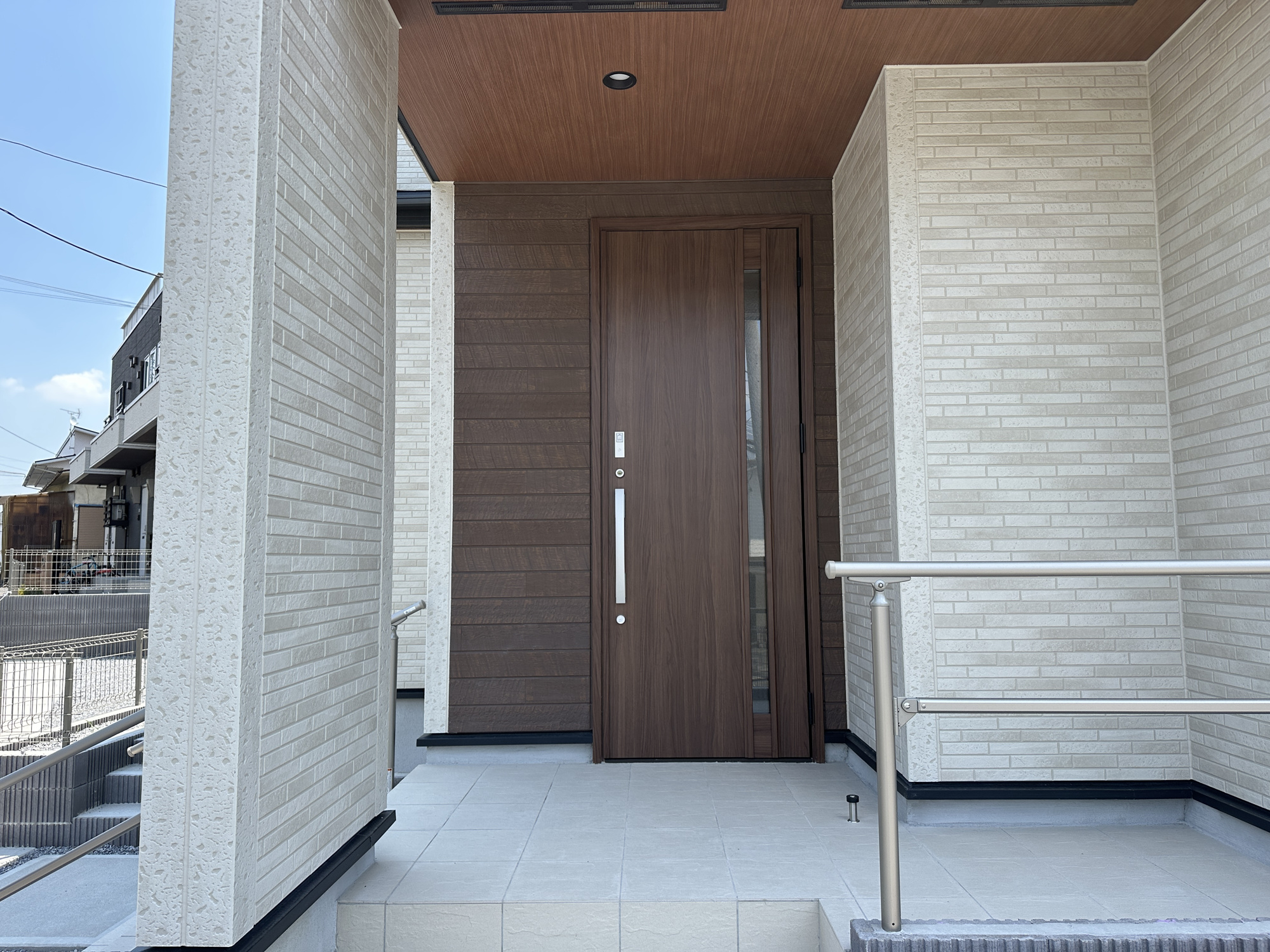 宇都宮市清原台６丁目　新築住宅全２棟の玄関|【同社施工例】玄関上は屋根があるので雨の心配いらず♪