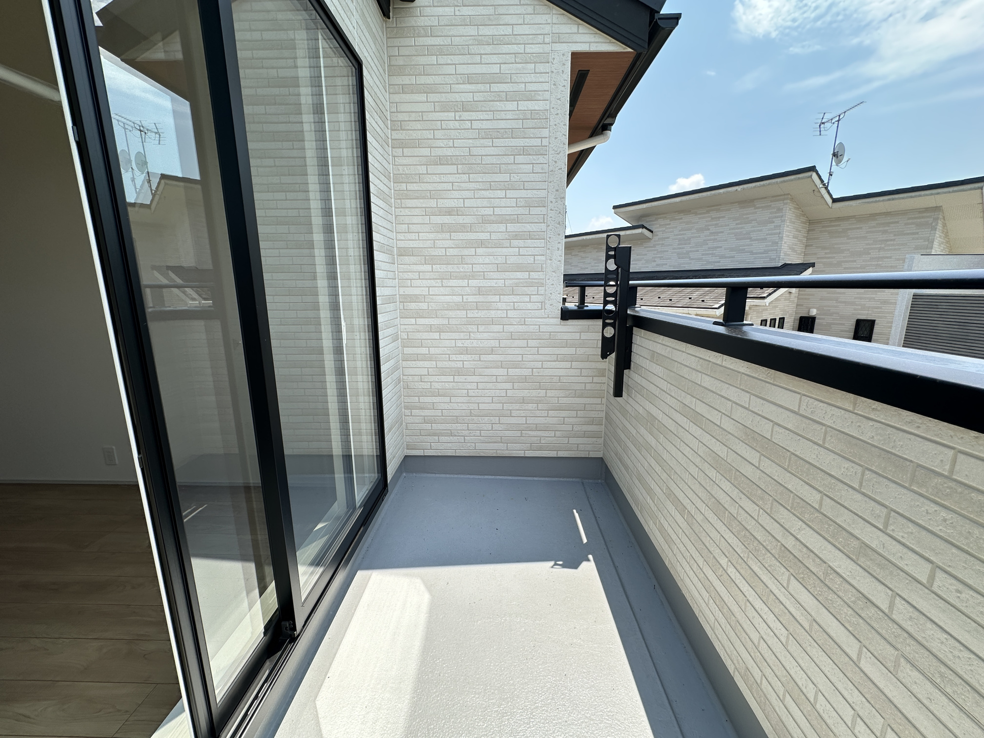 宇都宮市清原台６丁目　新築住宅全２棟のバルコニー|【同社施工例】南向きで陽当りの良いバルコニーは、物干しセットを追加すれば、一度にたくさんのお洗濯物が干せるのが魅力！