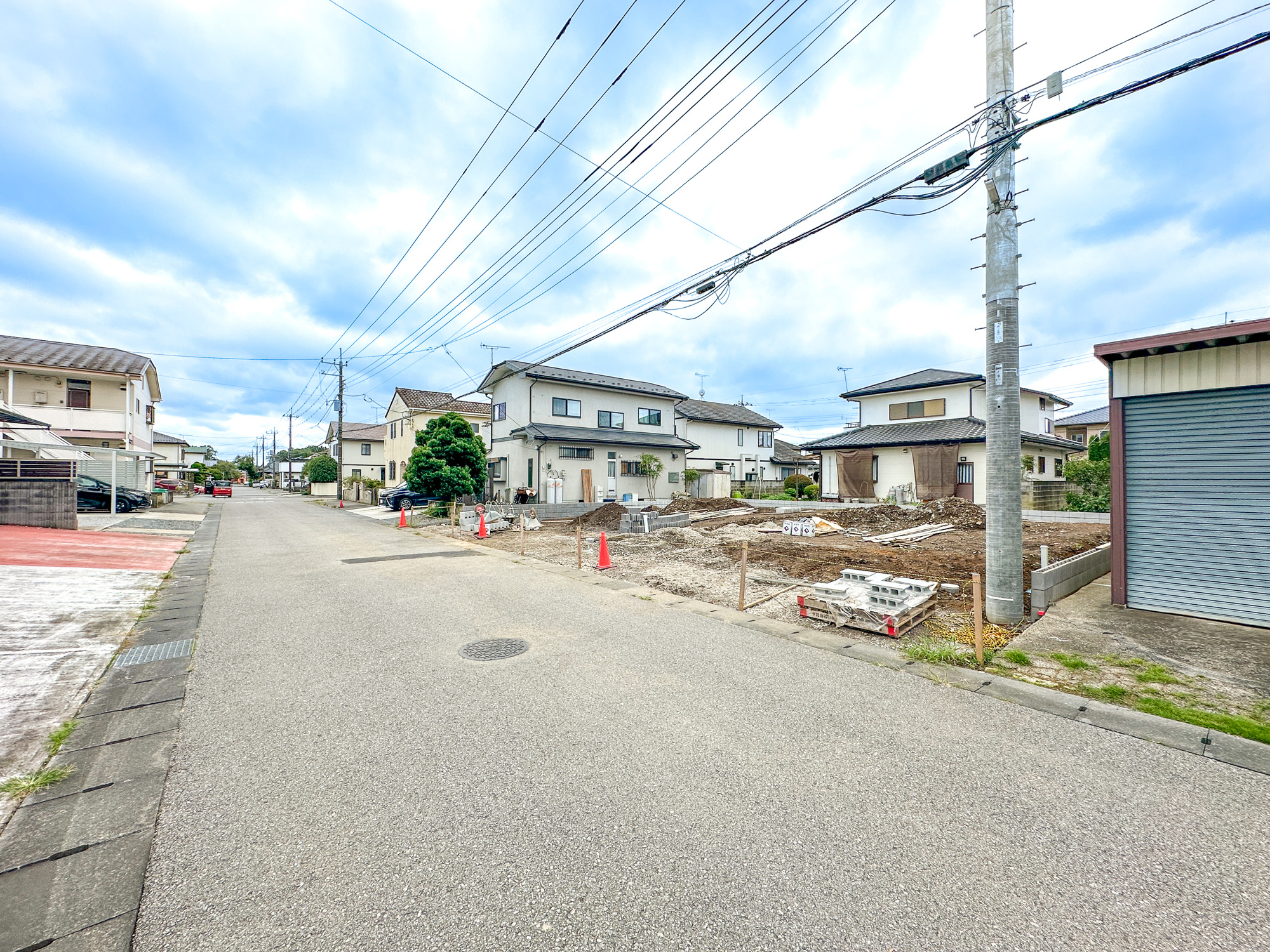 宇都宮市清原台６丁目　新築住宅全２棟の前面道路含む現地写真|前面道路は閑静な住宅地をはしる車通りの少ない道路。お車の出し入れが苦手なママや小さなお子様にも安心ですね。しっかり舗装もされているので、ベビーカーや自転車で通っても快適に通行できます。
