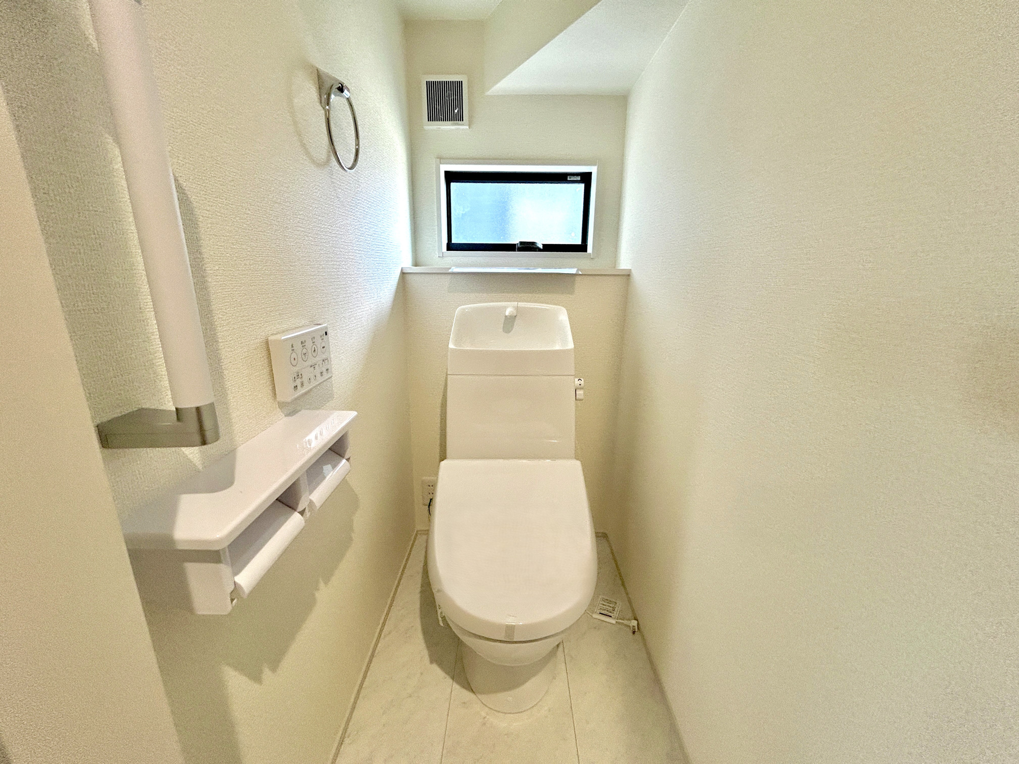 下野市仁良川の新築一戸建のトイレ|【同社施工例】節水性能の高いトイレはもちろんウォシュレット付き♪便器のフチがないタイプなので、お掃除もサッとひと拭きでOK！