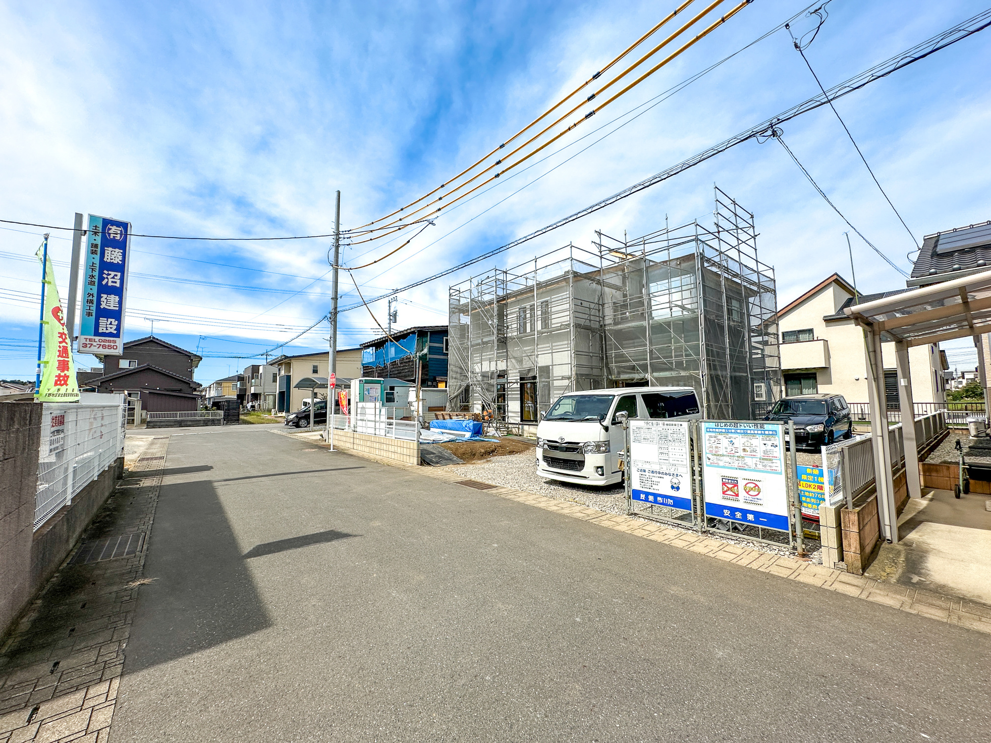 下野市仁良川の新築一戸建の前面道路含む現地写真|閑静な住宅地で子育て家族にピッタリ。毎日のお散歩も快適な緑に恵まれたエリアで、自然に包まれた穏やかな暮らしを実現するための、ゆとりある住環境が整っています。

