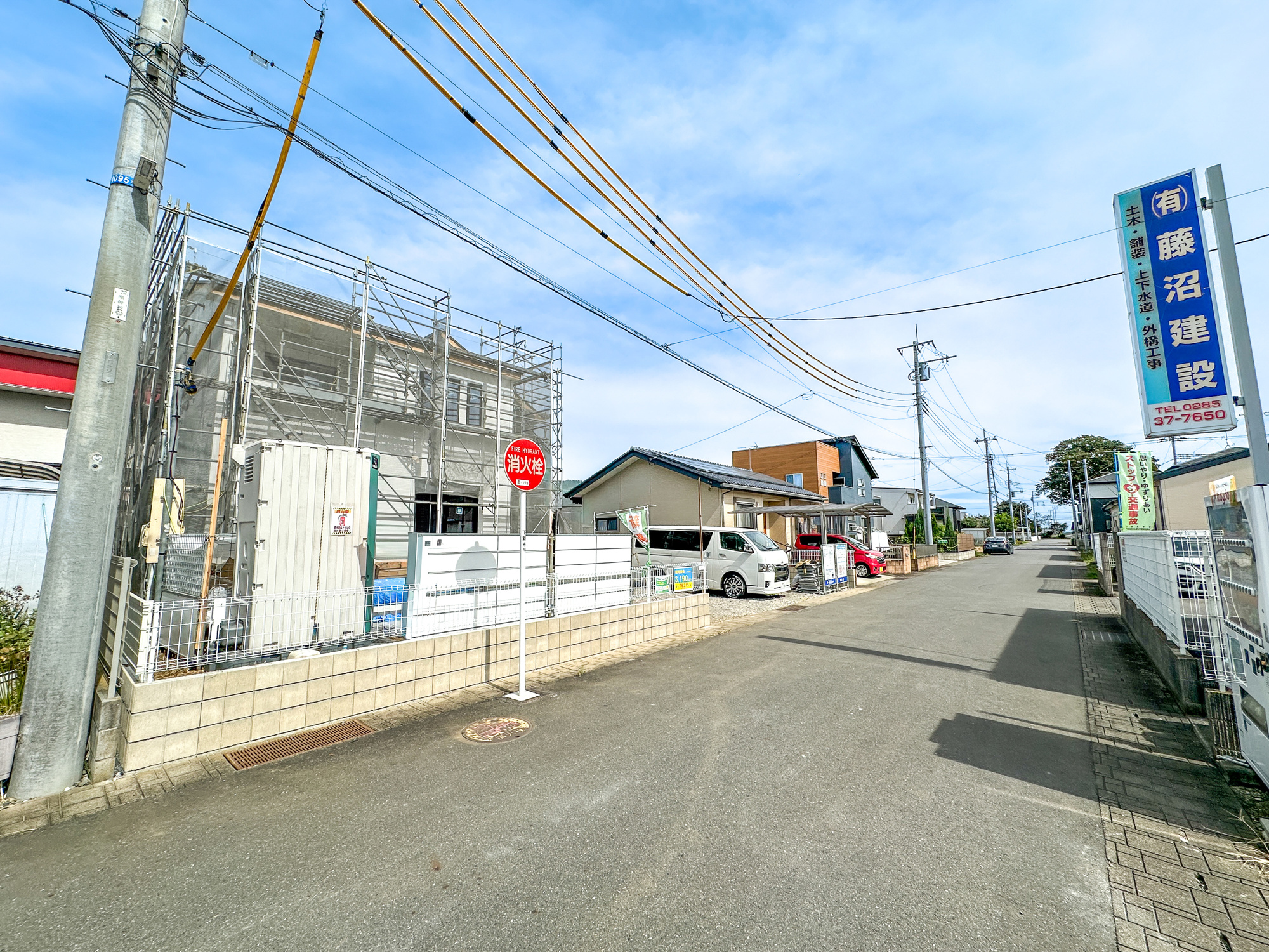 下野市仁良川の新築一戸建の前面道路含む現地写真|低層の一戸建てを中心とした街並みが整然と続き、周辺は高い建物が建っていないので、採光や開放性に恵まれ、空が広く緑の多い閑静な趣を感じる環境です。

