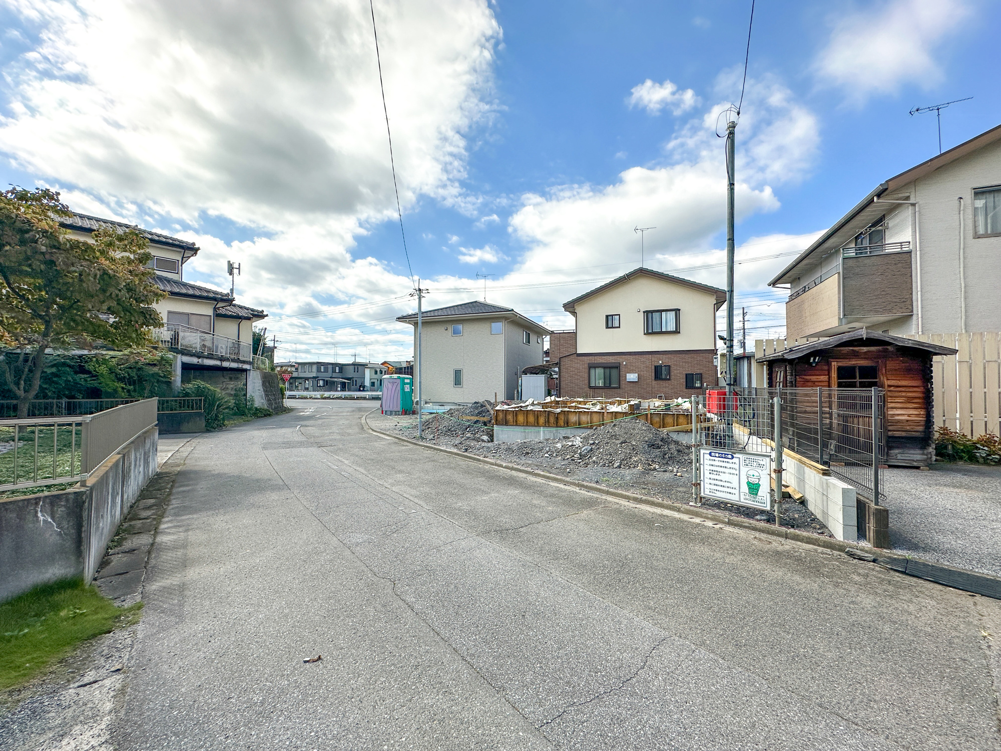 宇都宮市南町の新築一戸建の前面道路含む現地写真|閑静な住宅地で子育て家族にピッタリ。毎日のお散歩も快適な緑に恵まれたエリアで、自然に包まれた穏やかな暮らしを実現するための、ゆとりある住環境が整っています。

