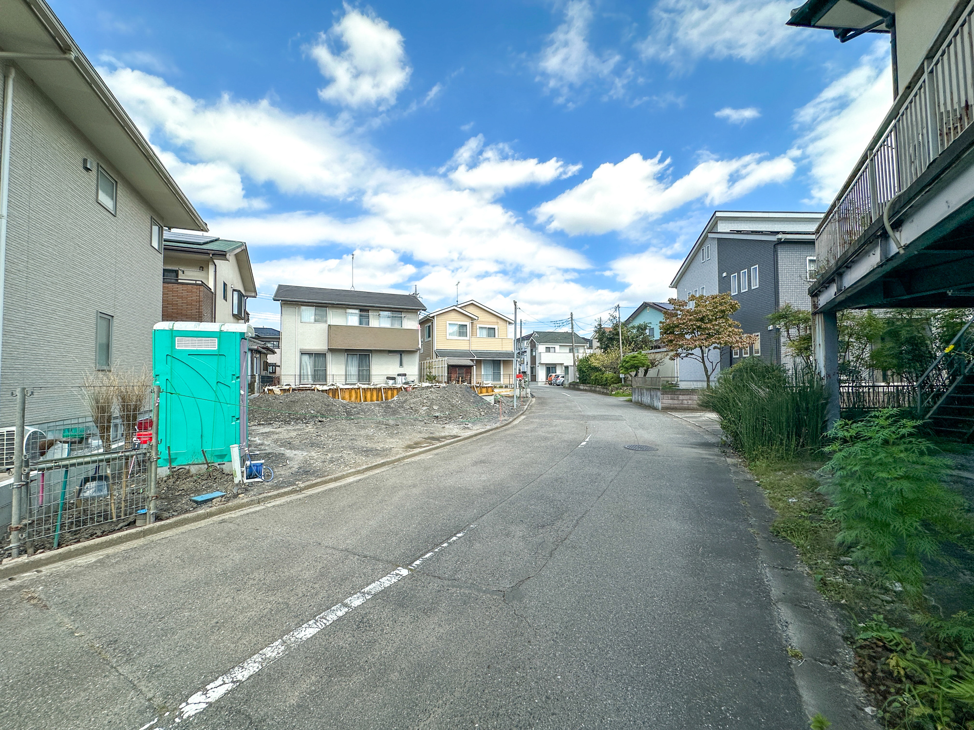 宇都宮市南町の新築一戸建の前面道路含む現地写真|低層の一戸建てを中心とした街並みが整然と続き、周辺は高い建物が建っていないので、採光や開放性に恵まれ、空が広く緑の多い閑静な趣を感じる環境です。

